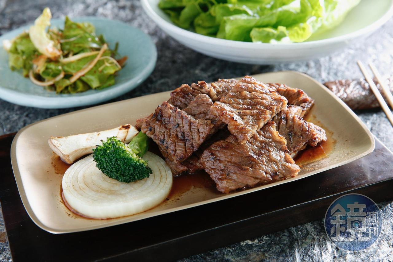 「加味牛小排」以洋蔥、水梨醃製，吃來有水果的天然甜，可請店家烤熟，也能外帶調味過的生肉回家再烤。（900元／份）