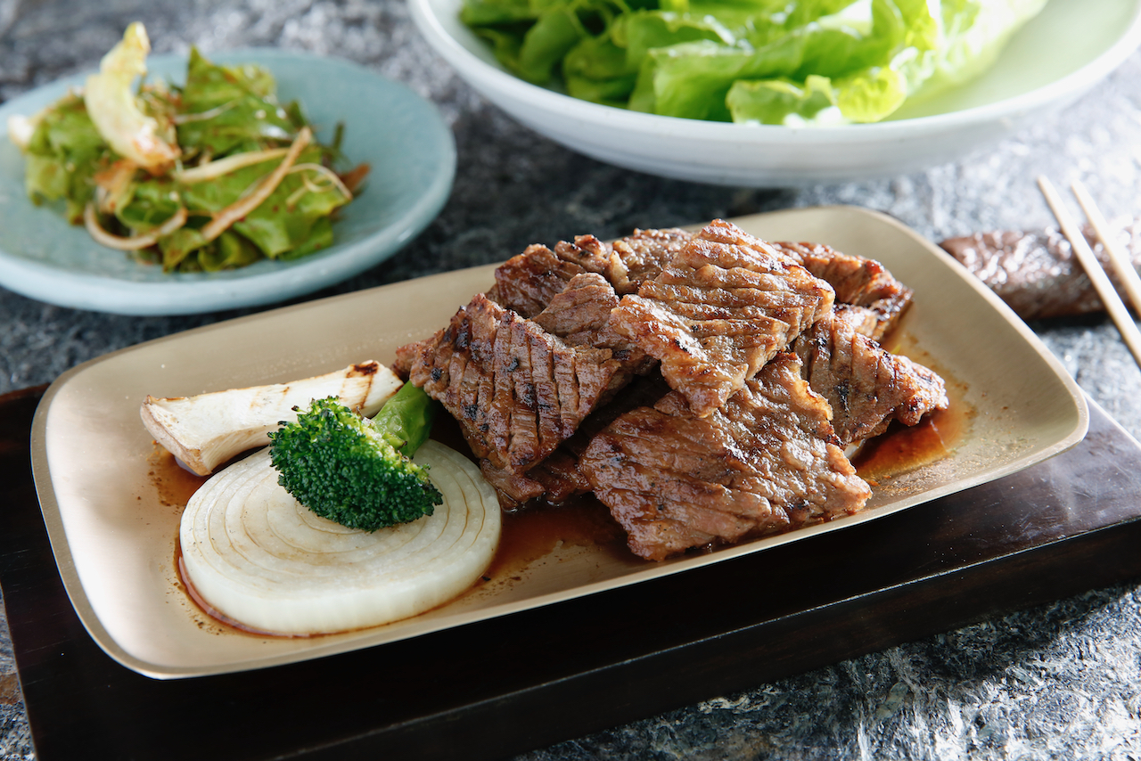 「加味牛小排」以洋蔥、水梨醃製，吃來有水果的天然甜，可請店家烤熟，也能外帶調味過的生肉回家再烤。（900元／份）