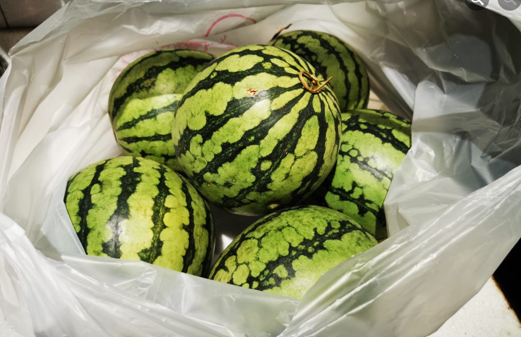 原PO幫老公買西瓜回家，老公卻說她買錯了，讓原PO十分傻眼。（翻攝自臉書社團「爆怨2公社」）