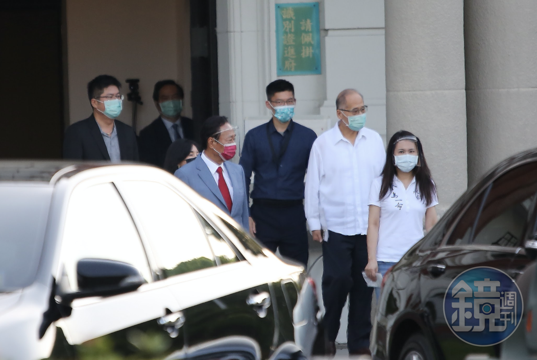 永齡基金會執行長劉宥彤（右一）因穿著T恤和牛仔褲見總統蔡英文遭名嘴黃越綏批評。（本刊資料照）