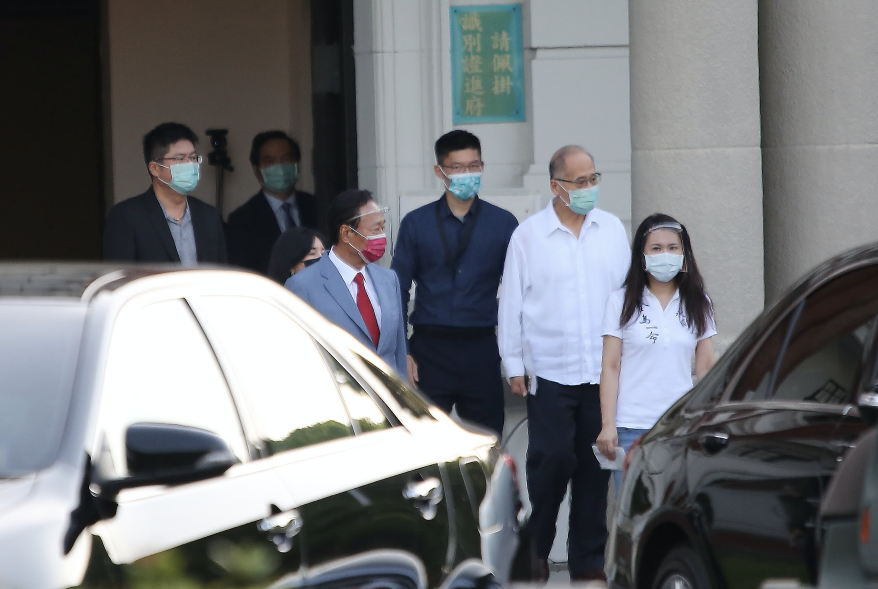 永齡基金會執行長劉宥彤（右一）因穿著T恤和牛仔褲見總統蔡英文遭名嘴黃越綏批評。（本刊資料照）