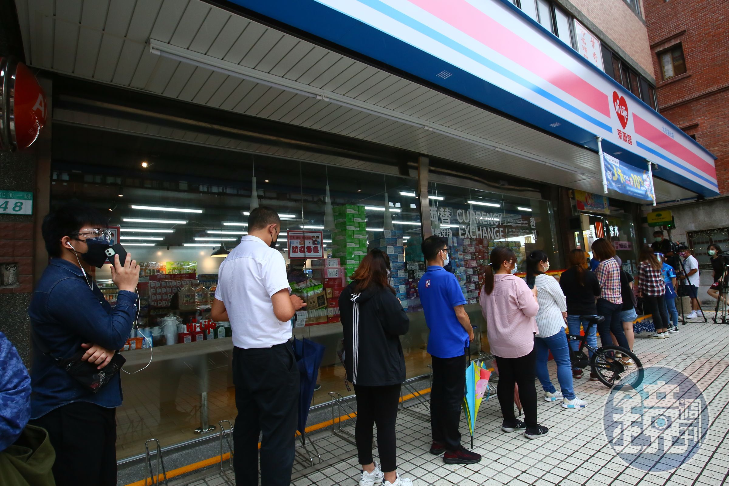 萊爾富提供疫苗預約者牛排、鮮乳、調味乳與冷凍食品等優惠，最低75折起。（本刊資料照）