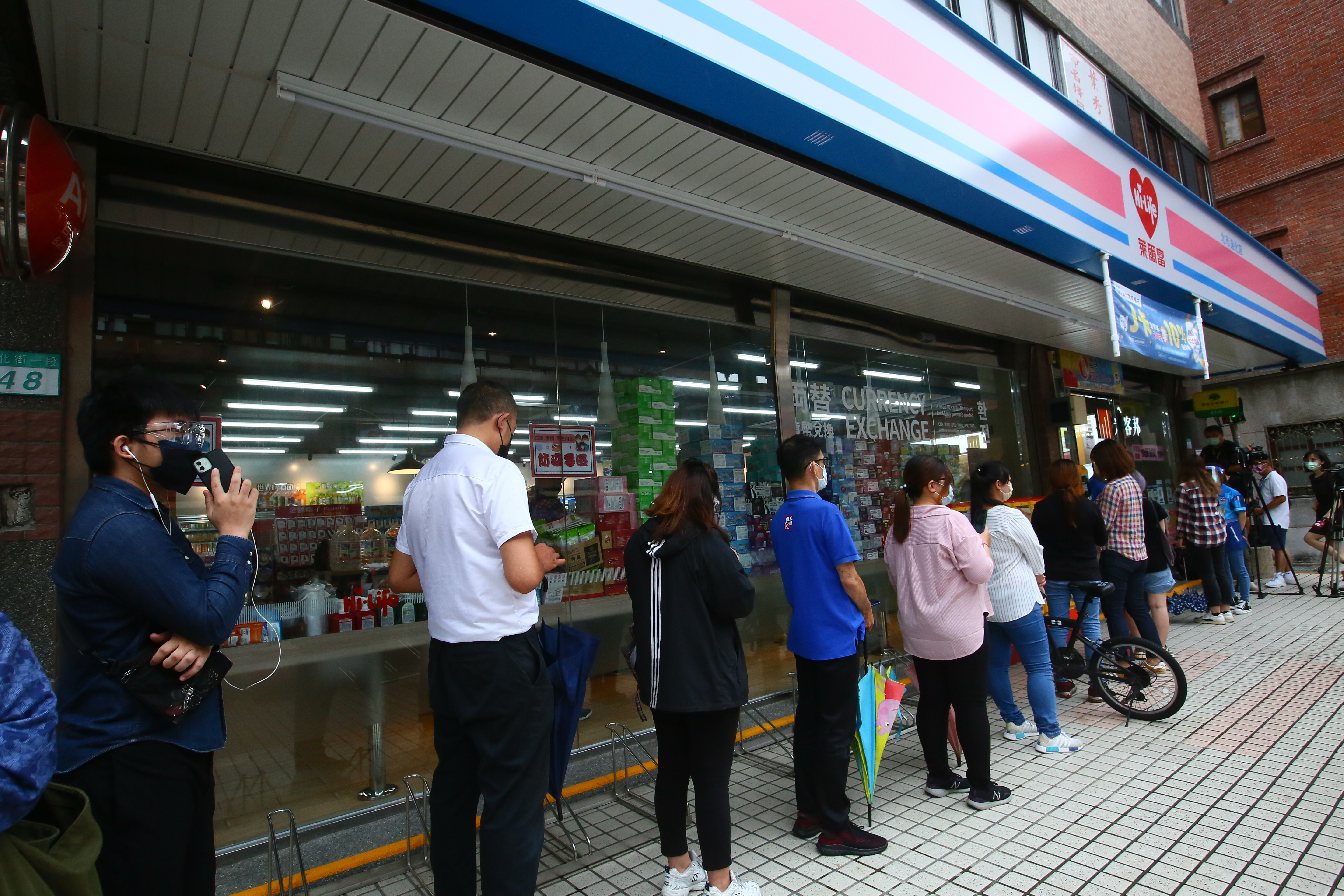 萊爾富提供疫苗預約者牛排、鮮乳、調味乳與冷凍食品等優惠，最低75折起。（本刊資料照）