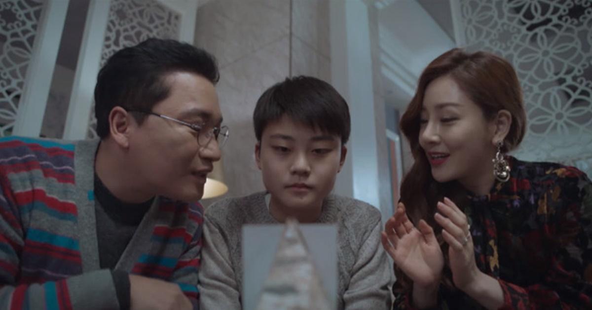 李宥珍(中)在《SKY Castle天空之城》飾演的秀韓個性憨厚,但成績總是無法達到父母期望。(翻攝自JTBC)