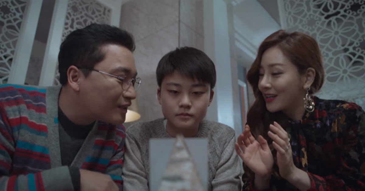 李宥珍（中）在《SKY Castle天空之城》飾演的秀韓個性憨厚，但成績總是無法達到父母期望。（翻攝自JTBC）