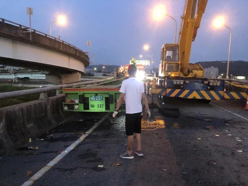 新北市台64快速道路五股路段12日晚間發生車輛墜落事故,車禍造成林姓司機當場死亡。(翻攝畫面)