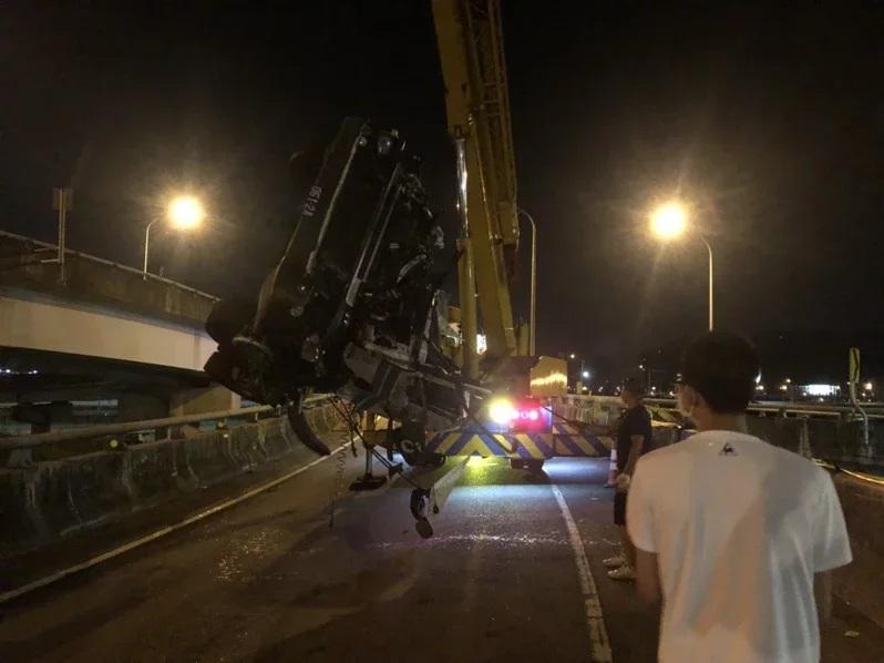 聯結車墜落邊坡後,造成車頭嚴重毀損,事故原因仍待警方調查釐清。(翻攝畫面)