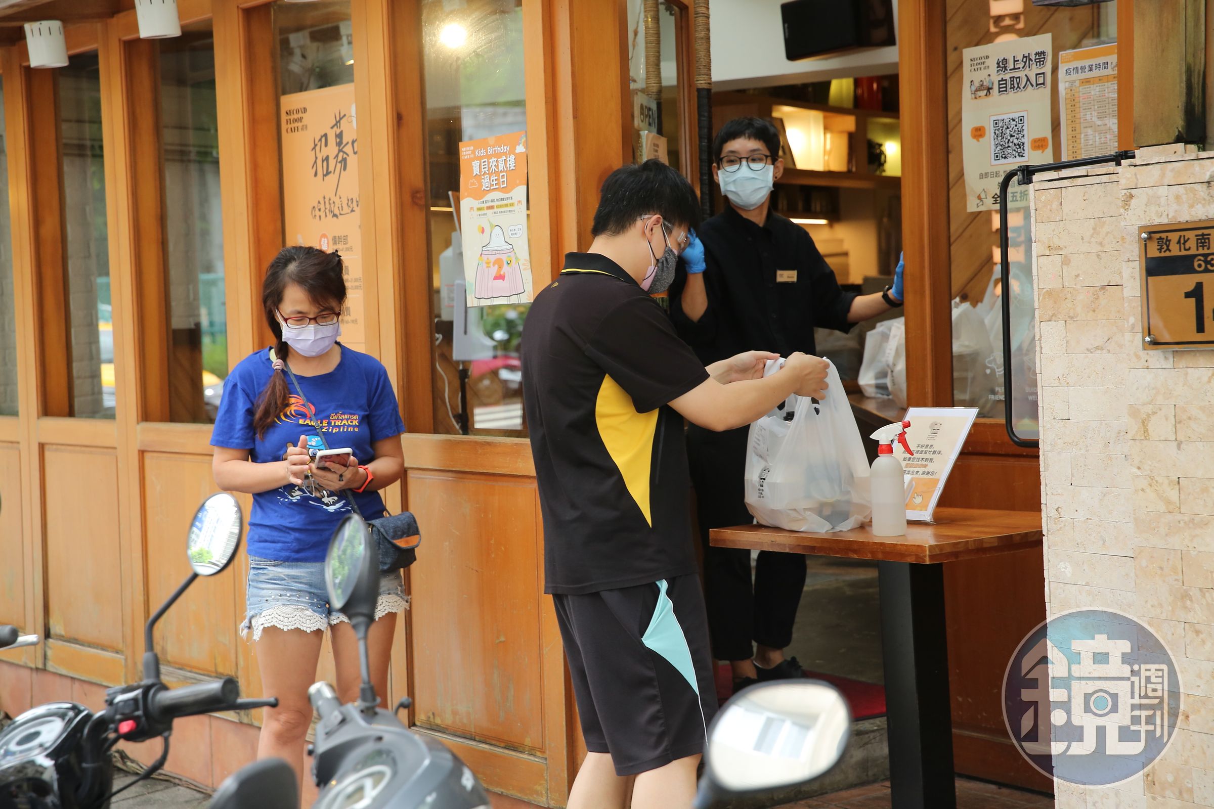 指揮中心日前宣布今日微解封，餐廳可以有條件開放內用，不過許多縣市都不跟進。（本刊資料照）
