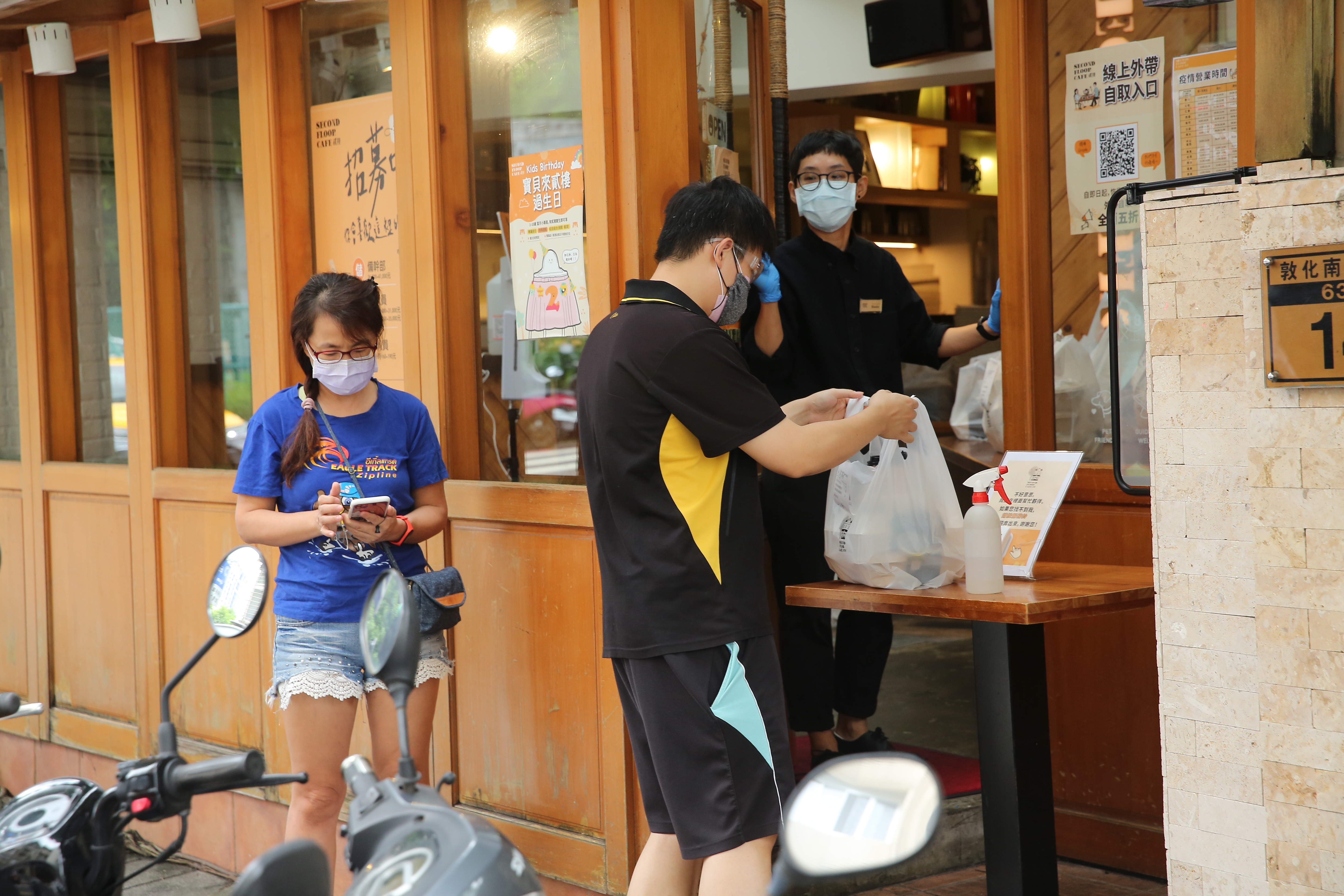 指揮中心日前宣布今日微解封，餐廳可以有條件開放內用，不過許多縣市都不跟進。（本刊資料照）