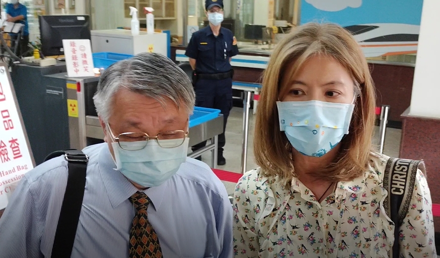 石木欽委任代理人廖芳萱律師（右）出庭表示，法律允許石木欽不到庭。