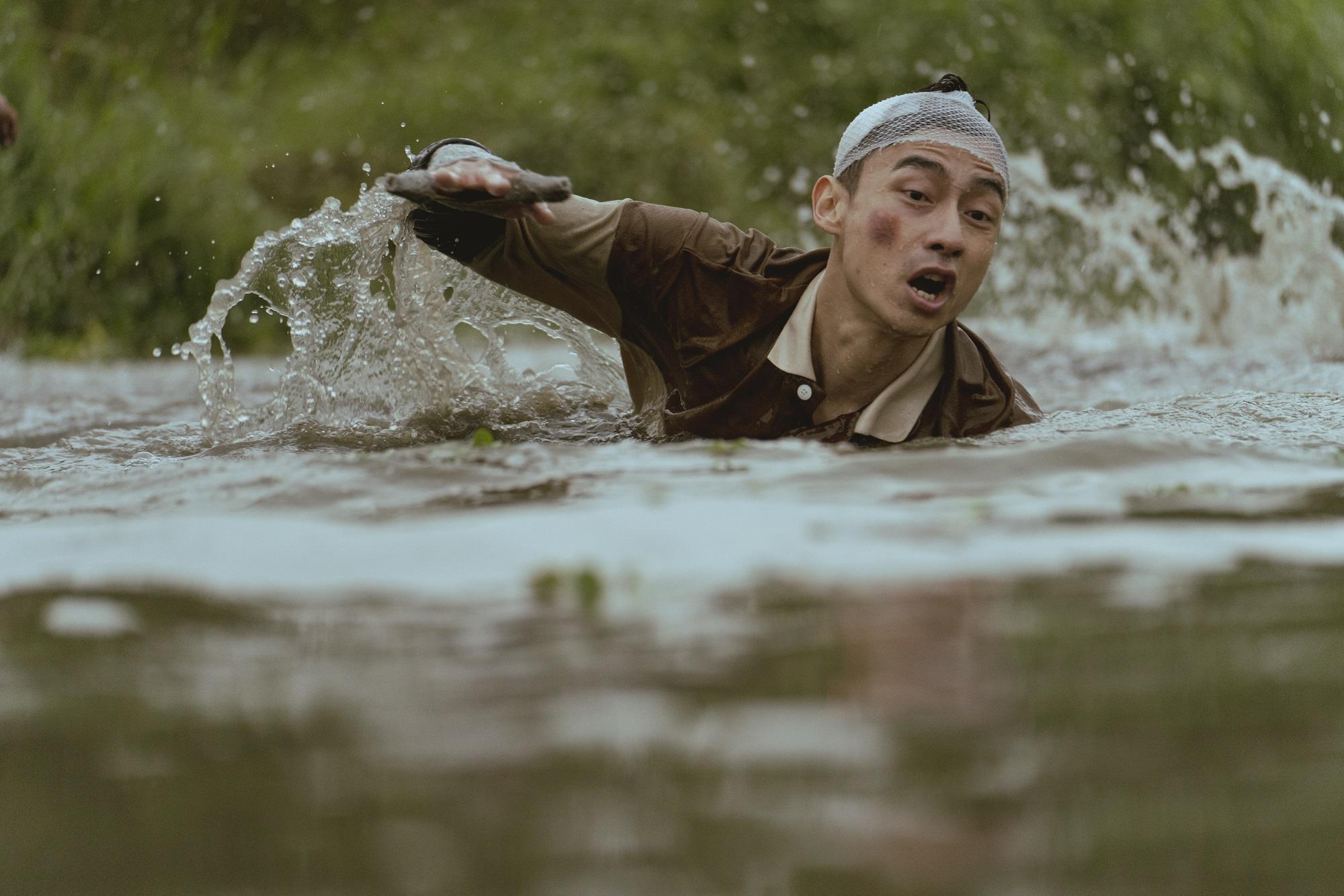 林鶴軒這次在《池塘怪談》中飾演高中生「小魚」,實際上超怕水的他全劇有多場水裡戲。(金盞花大影業提供)