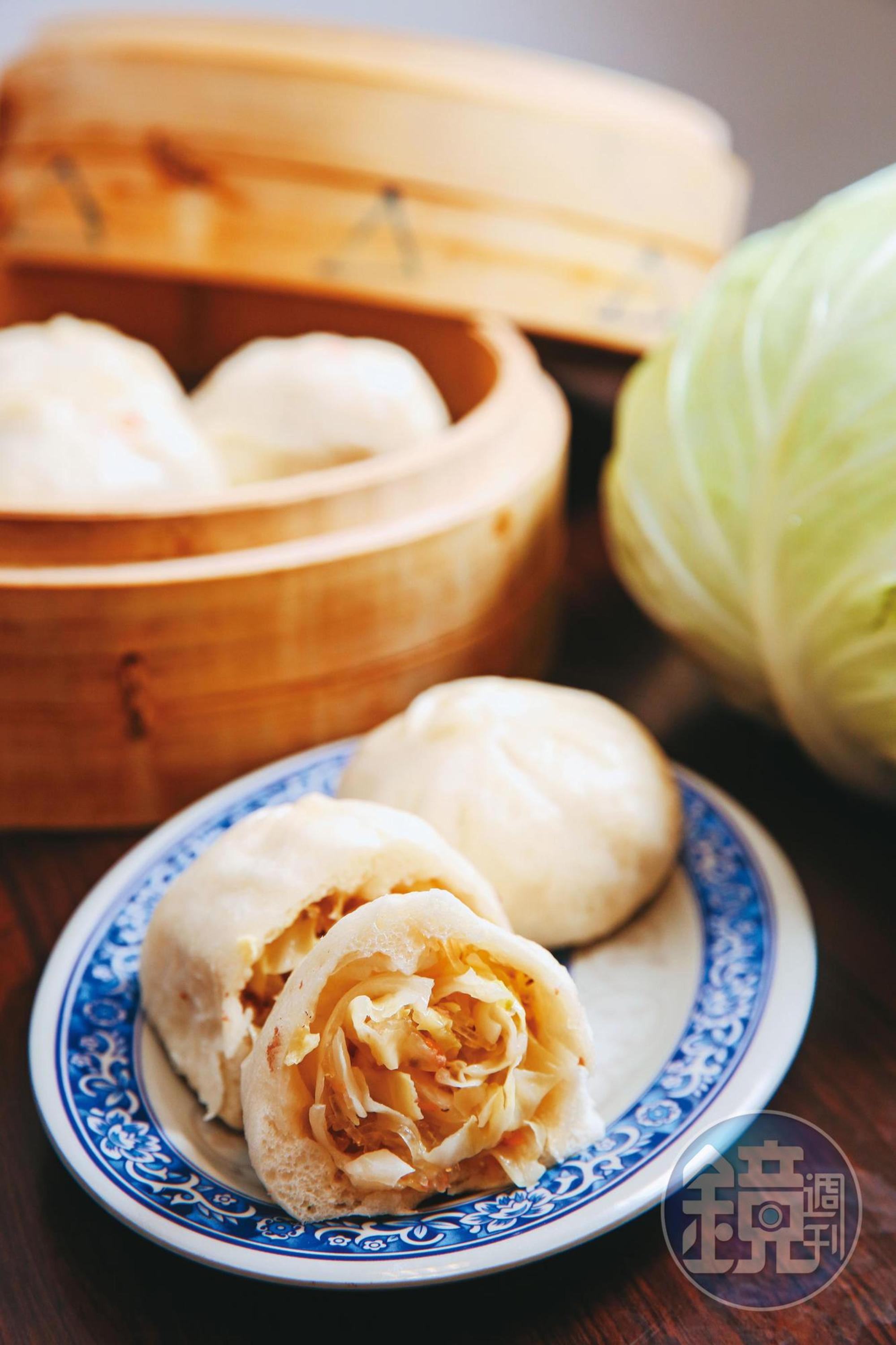 素食口味的高麗菜包加入冬粉、非基改豆干，清脆爽口。（13元/顆）