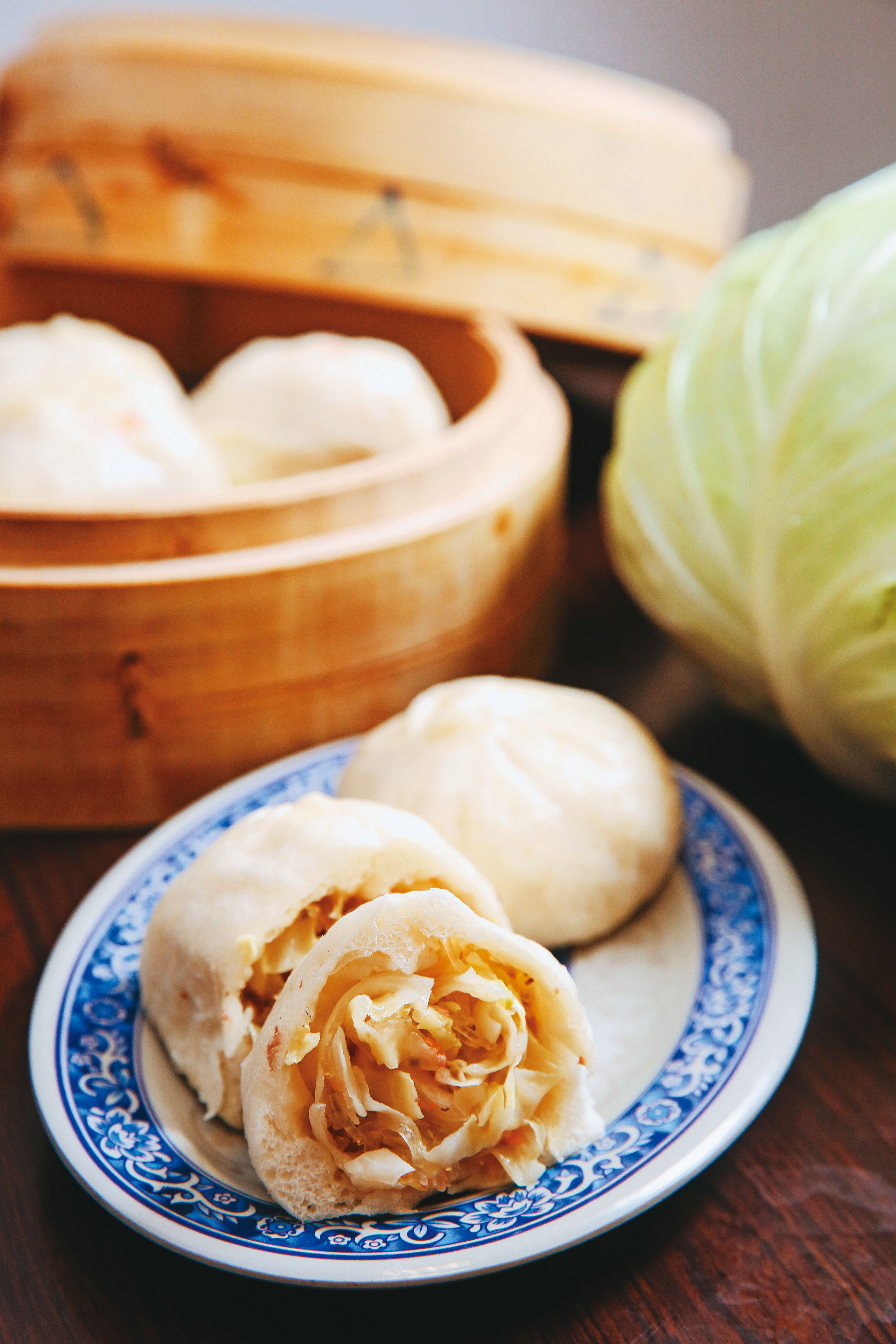 素食口味的高麗菜包加入冬粉、非基改豆干，清脆爽口。（13元/顆）