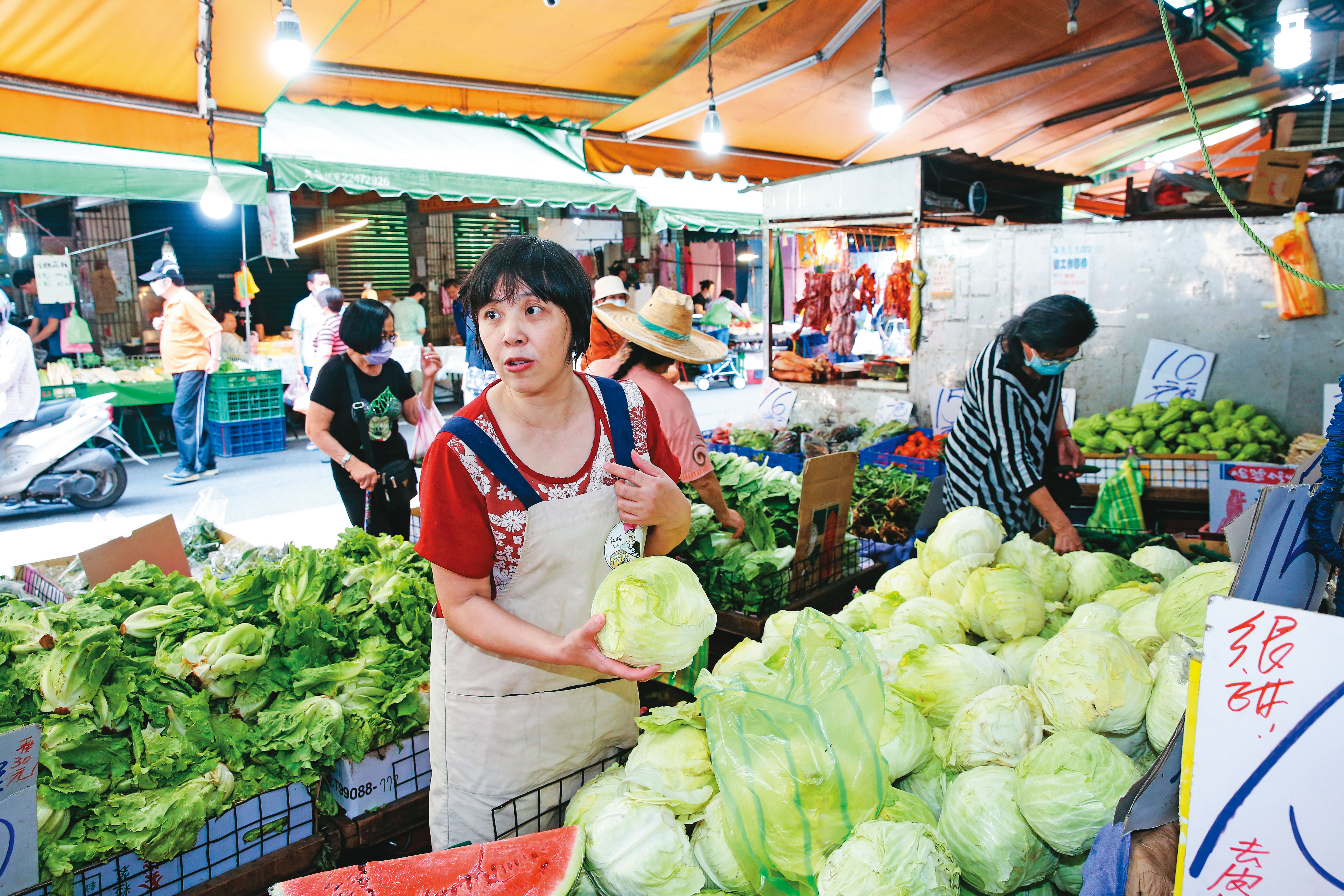 王紅林只用高山高麗菜，她會親自選購，確保品質。（疫情爆發前拍攝）