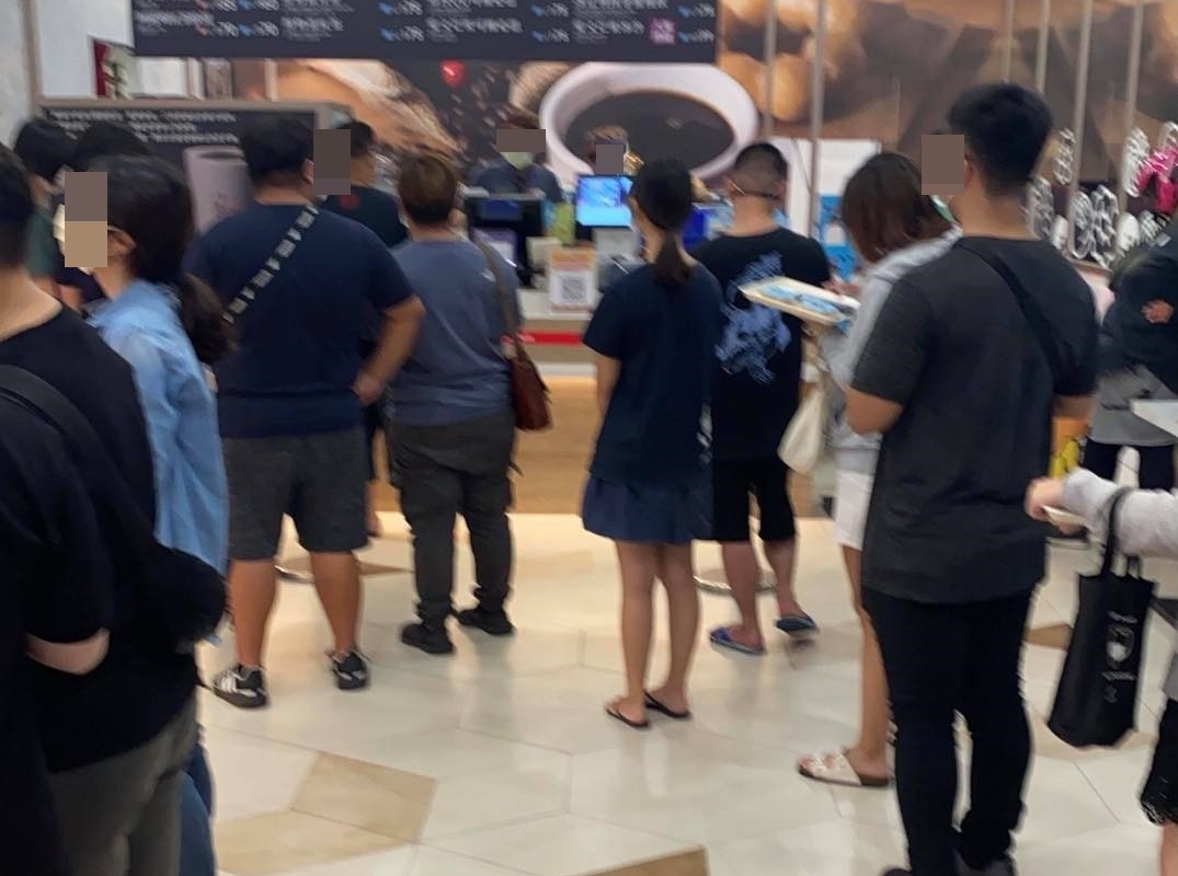 網友拍下嘉義秀泰影城微解封首日的人潮。（翻攝自臉書社團「綠豆嘉義人」）