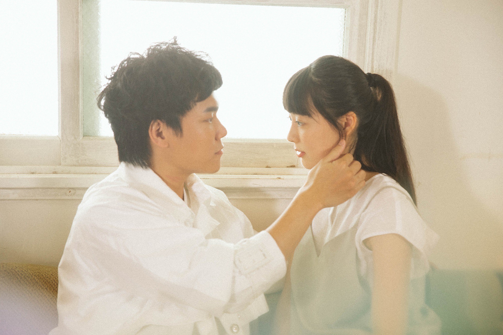 在〈愛，存在〉MV中，蔡明仁獻出演戲處男秀，第一次與初次見面的女主角牽手、摟抱。（一切好 音樂工作室提供）