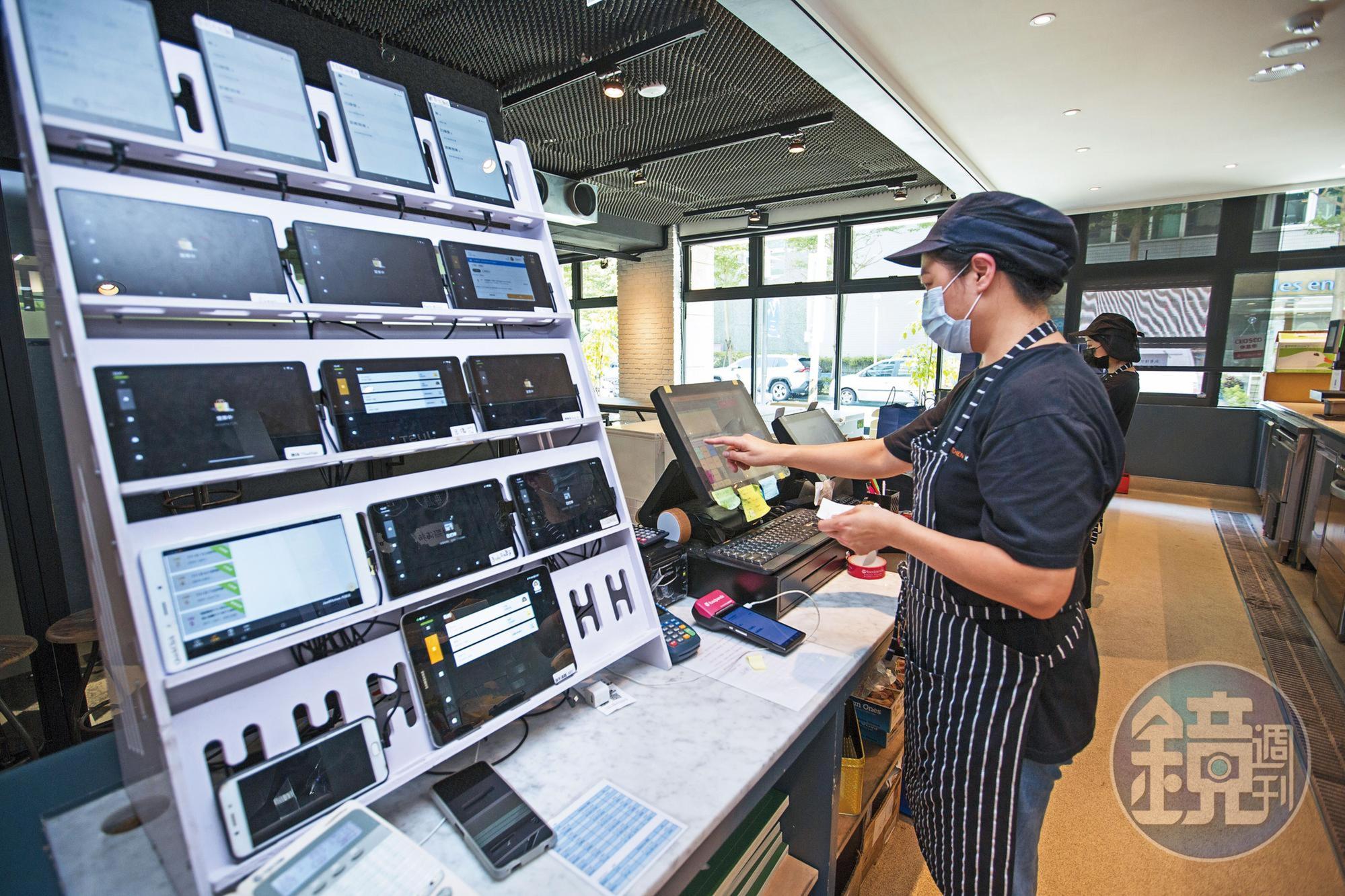 Just Kitchen自有品牌加上合作餐廳品牌共22個，外送點餐通知機多達15台，陣容驚人。