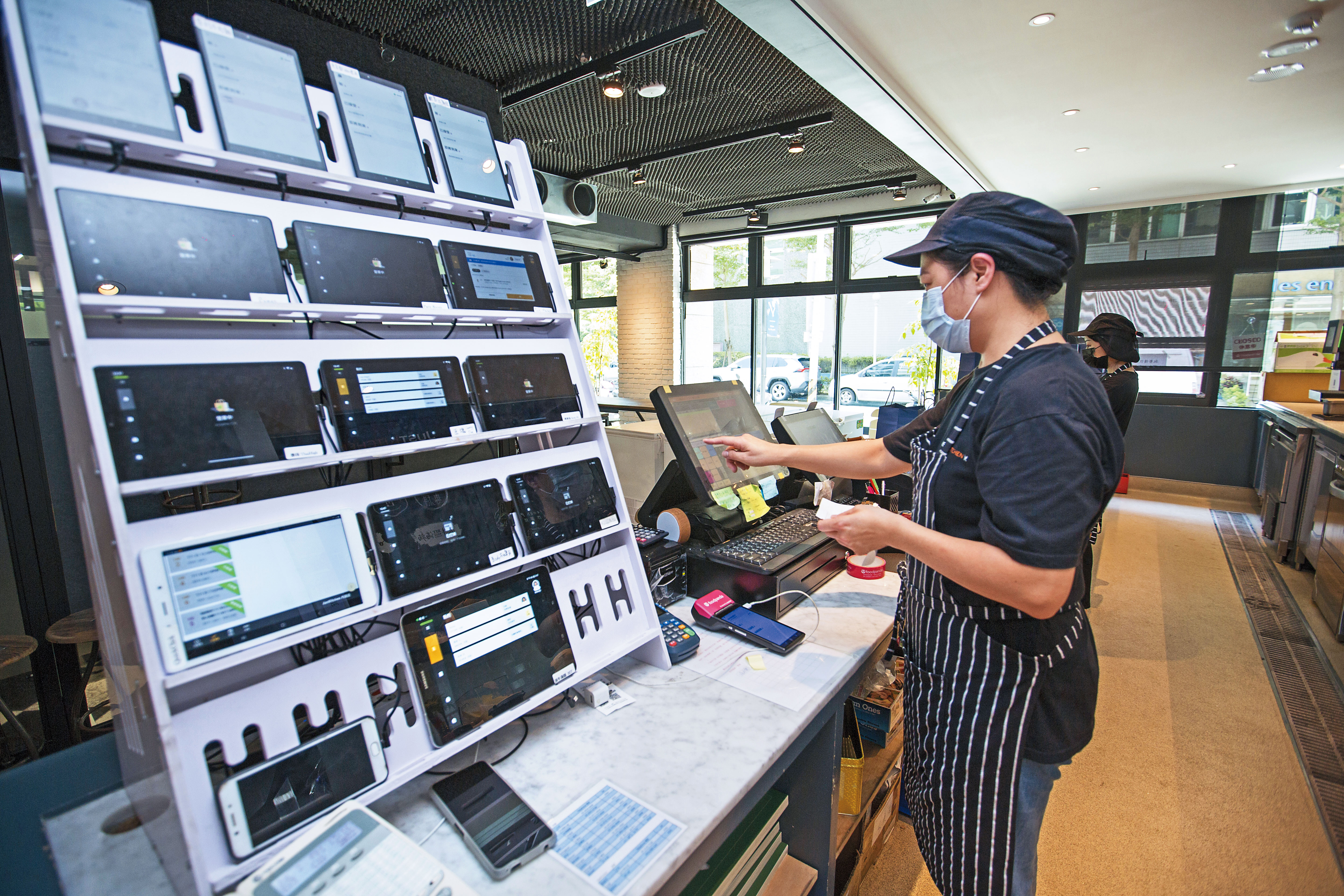Just Kitchen自有品牌加上合作餐廳品牌共22個,外送點餐通知機多達15台,陣容驚人。