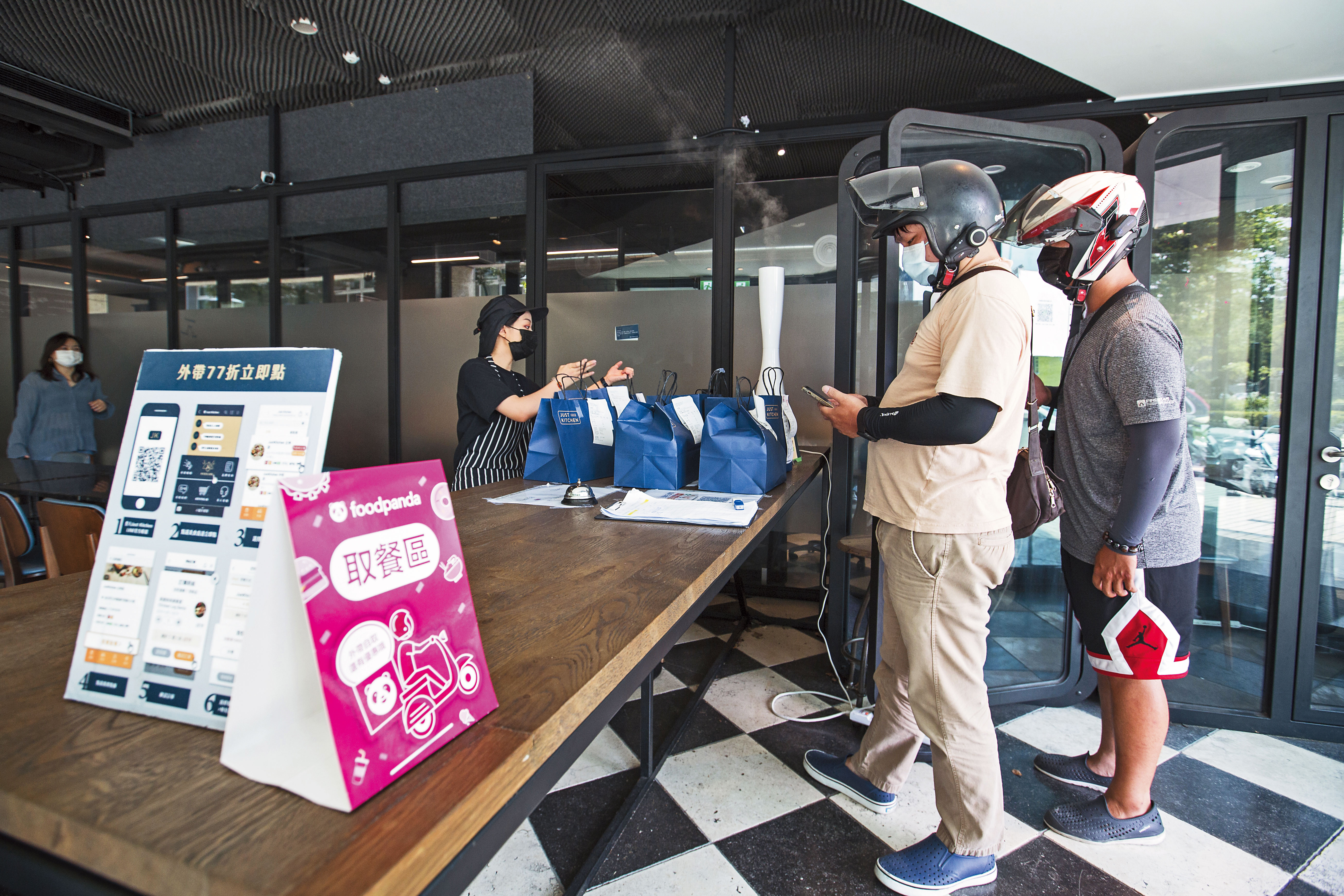 Just Kitchen是僅供外送和外帶的雲端廚房,店內完全無內用空間。