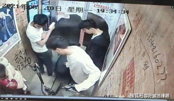 男子將電動單車牽進電梯後,電動單車突然冒煙自燃。(翻攝自微博)
