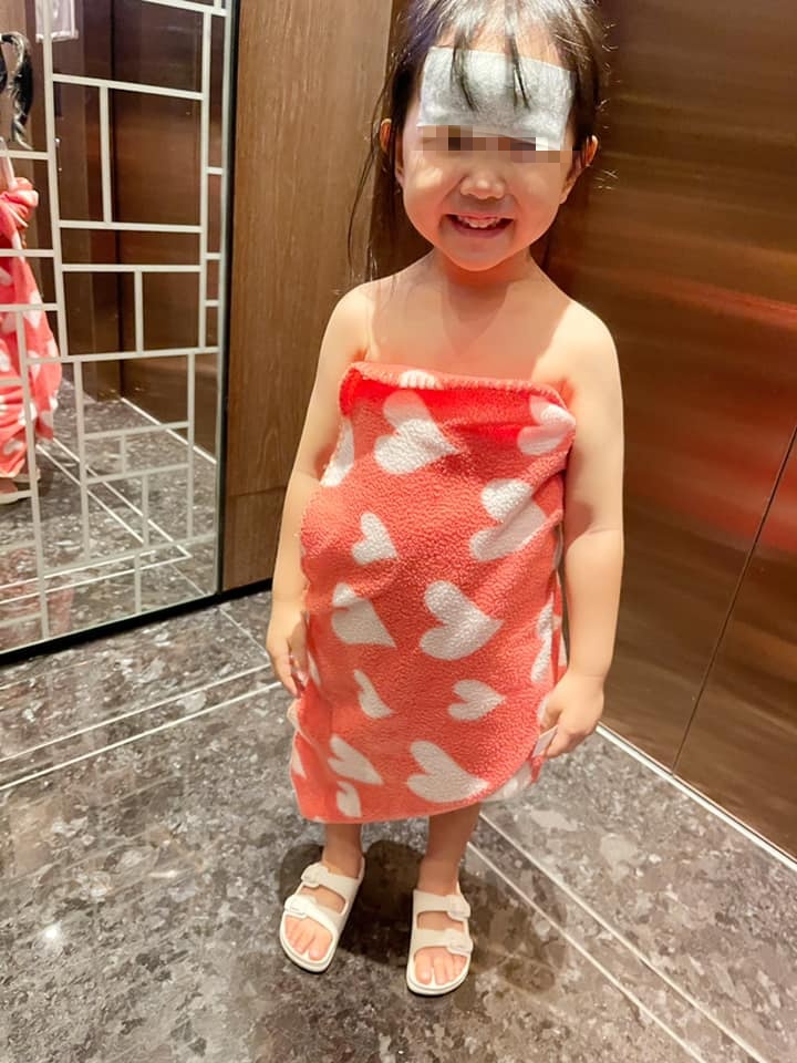 嚴立婷與女兒感情緊密，不時在臉書上貼出母女逗趣合照。（翻攝自嚴立婷臉書）