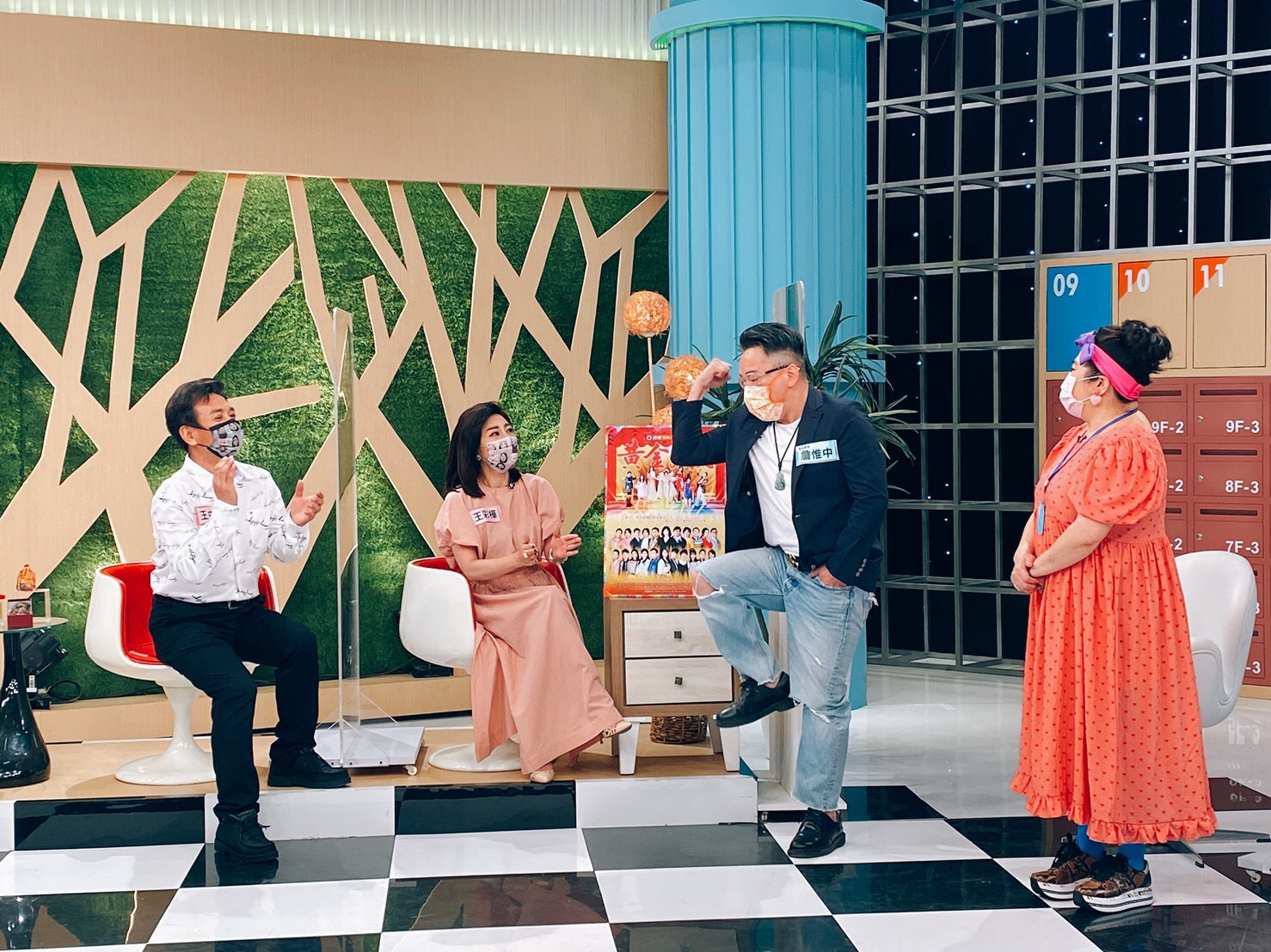 王彩樺（左二）、詹惟中（右二）上《這事有影嘸》分享奇人軼事。（民視提供）