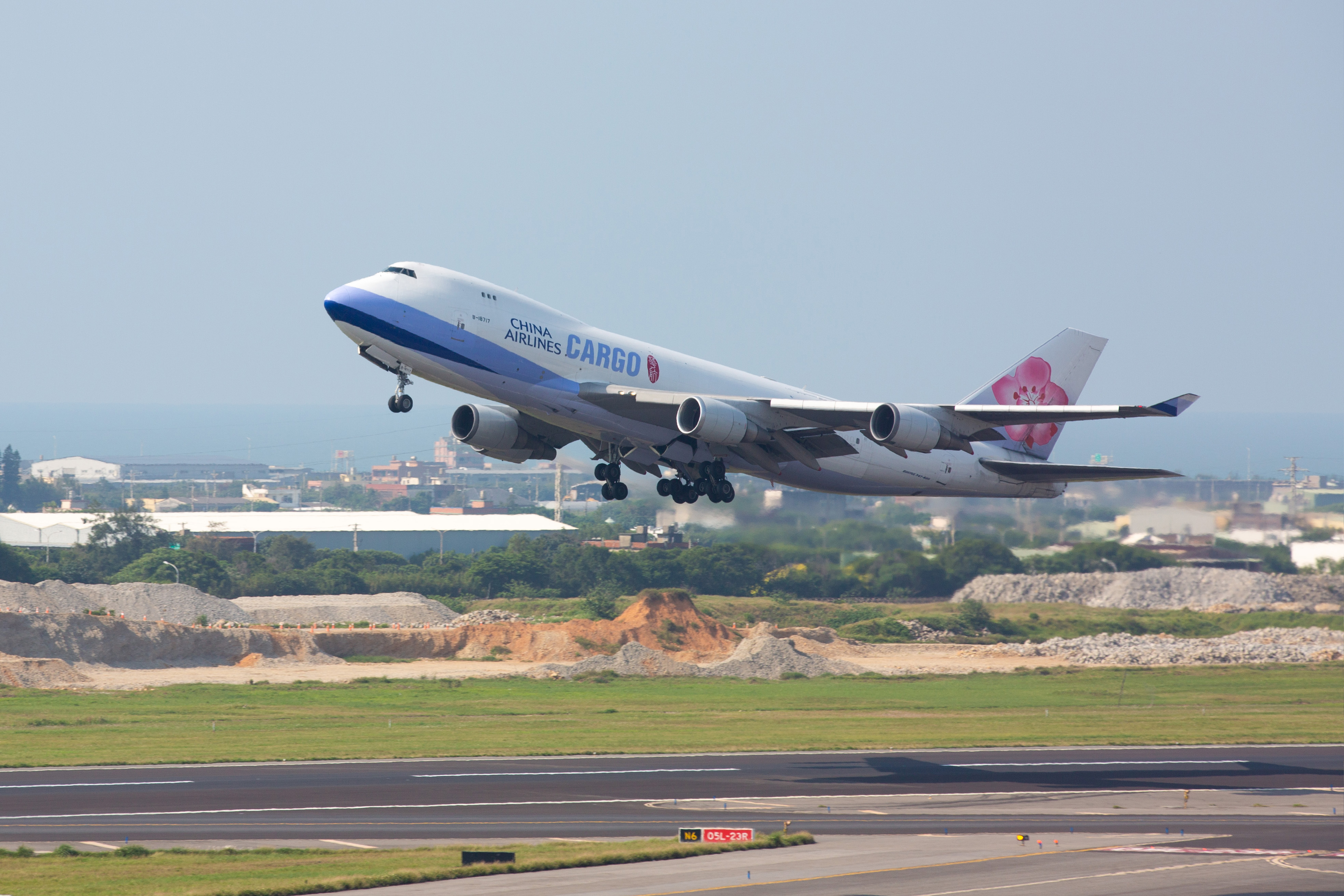 我國自購疫苗傳出於日贈疫苗同天到貨，下午約15時40分、15時50分，分別由華航834客機、5556客機從泰國及盧森堡抵台。（本刊資料照）