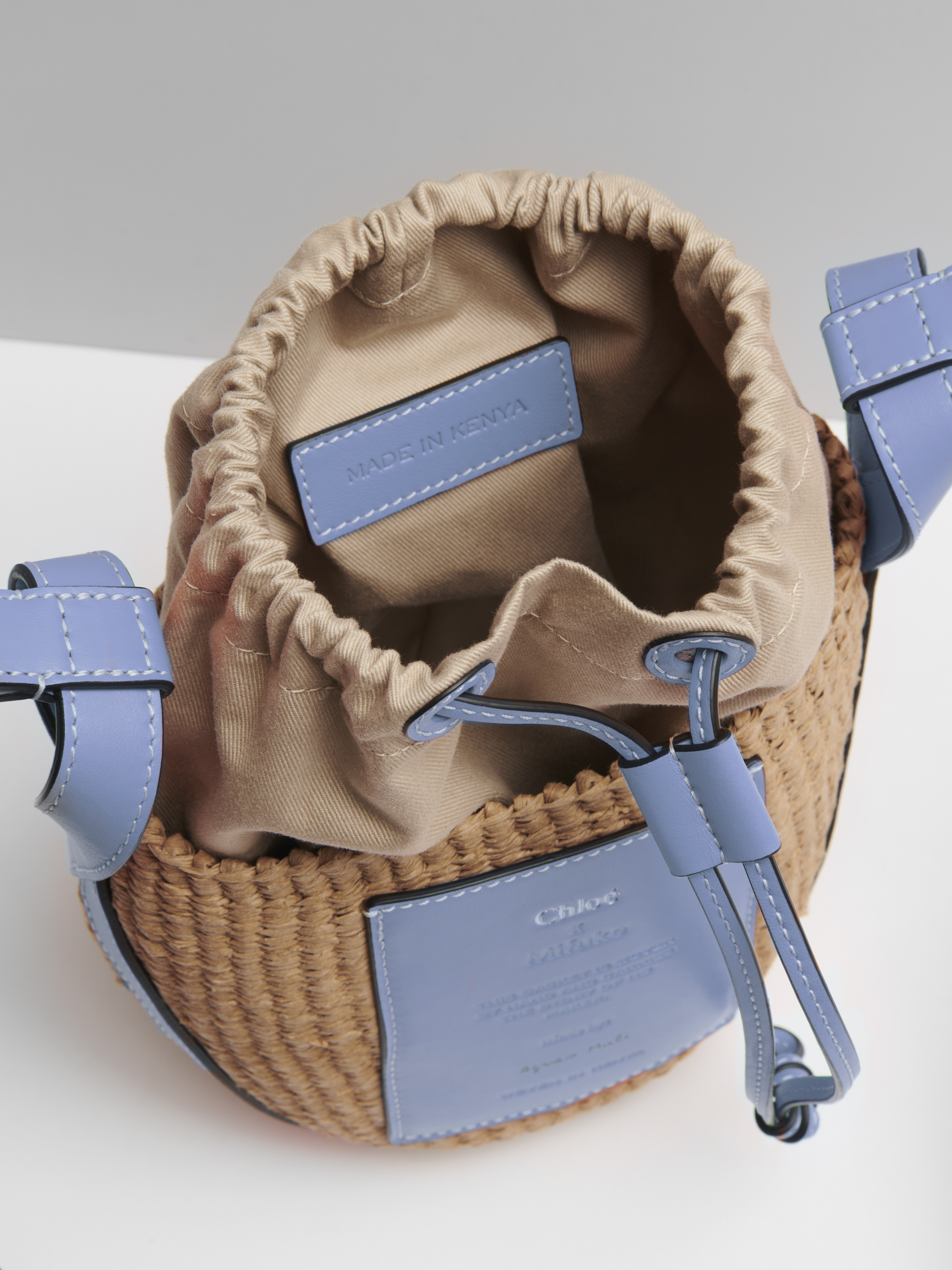 Chloé Basket柔和藍國際公平貿易組織合作編織水桶包。NT$25,100（Chloé提供）