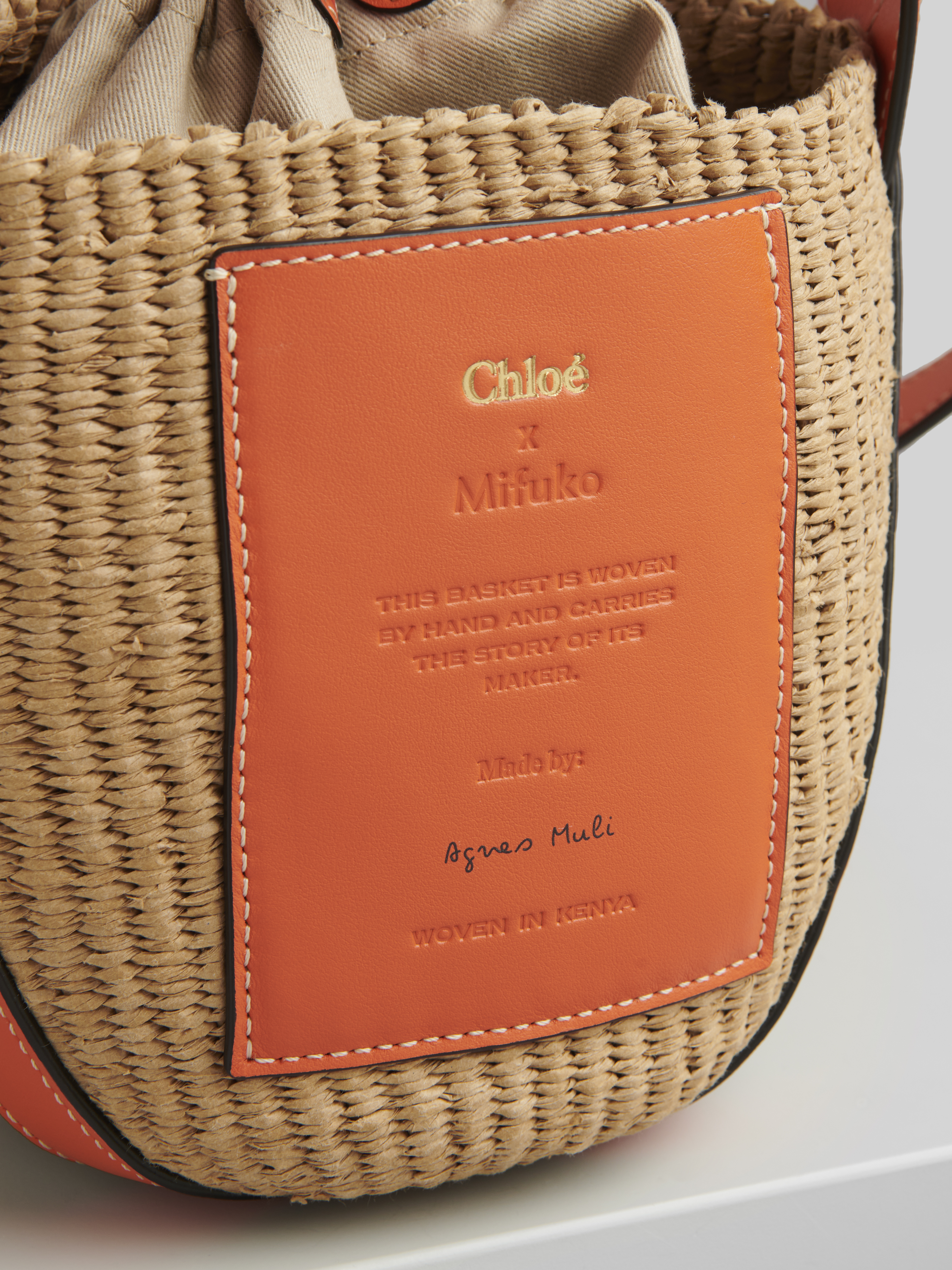 Chloé Basket閃耀橘國際公平貿易組織合作編織水桶包。NT$25,100（Chloé提供）