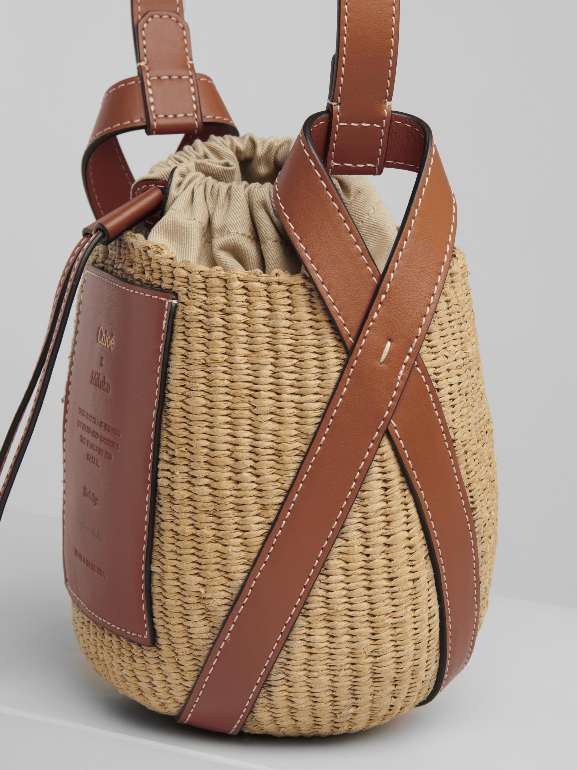 Chloé Basket國際公平貿易組織合作編織水桶包。NT$25,100(Chloé提供)