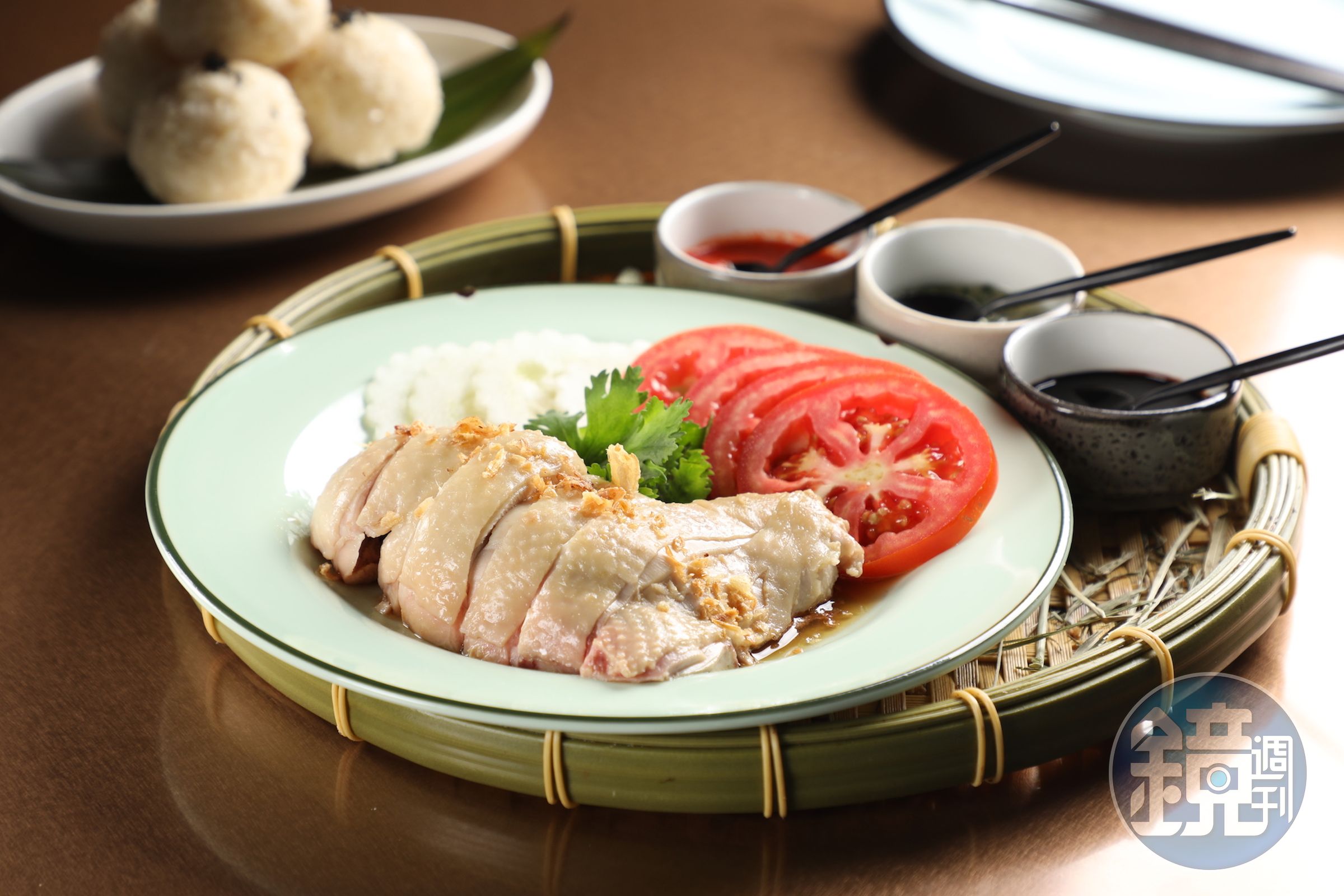 「海南雞飯」搭配黑醬油、薑蔥、辣椒三種醬料，要壓扁飯球一起吃。（480元／份）