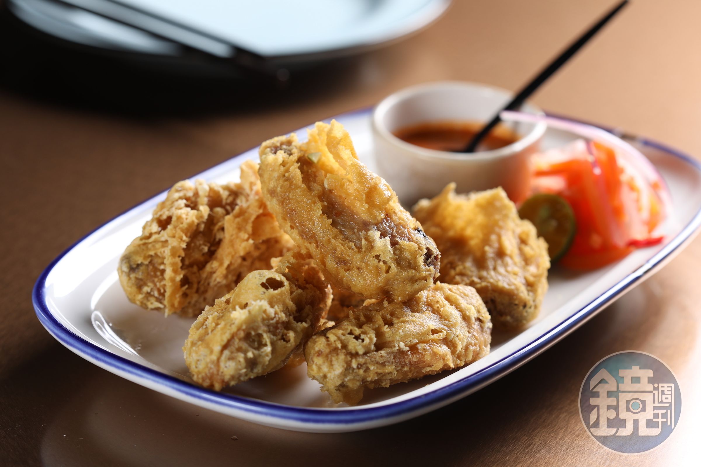 「蝦醬雞翅」香酥炸雞翅佐清爽的參峇醬。（280元／份）