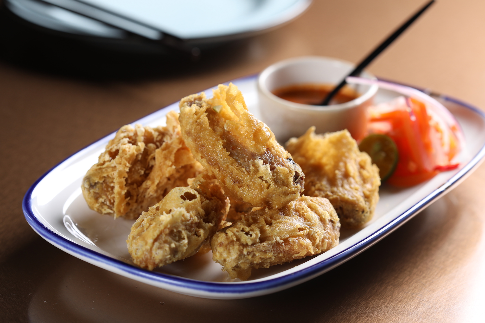 「蝦醬雞翅」香酥炸雞翅佐清爽的參峇醬。（280元／份）