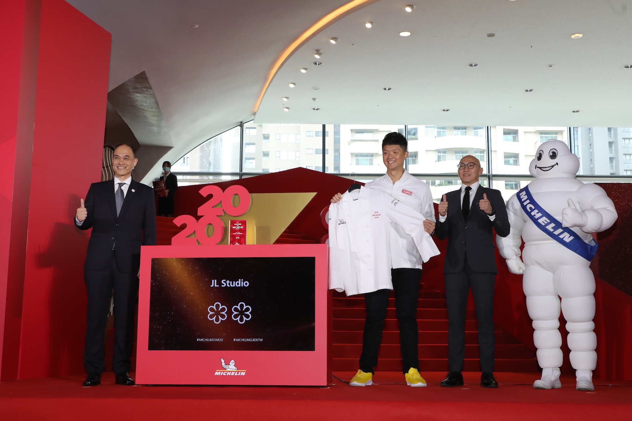 林恬耀（左二）率領JL Studio團隊於2020年奪下米其林二星。