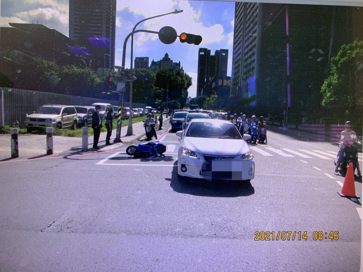 丁允恭與機車騎士發生擦撞，酒測值0.23mg/l被依法送辦（翻攝畫面）