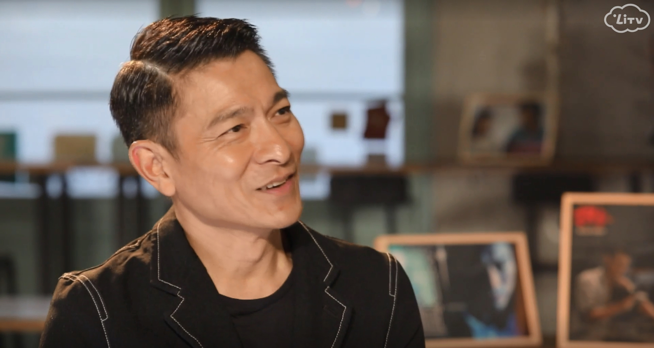 劉德華接受大陸主持人陳魯豫訪問，點名周潤發與梁朝偉是「天才型好演員」。（LiTV、世銓提供）