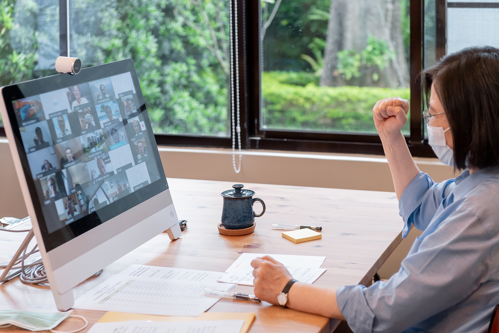 總統蔡英文呼籲國人踴躍登記疫苗施打意願，以提升疫苗覆蓋率減少醫護人員的負擔。（翻攝自蔡英文臉書）