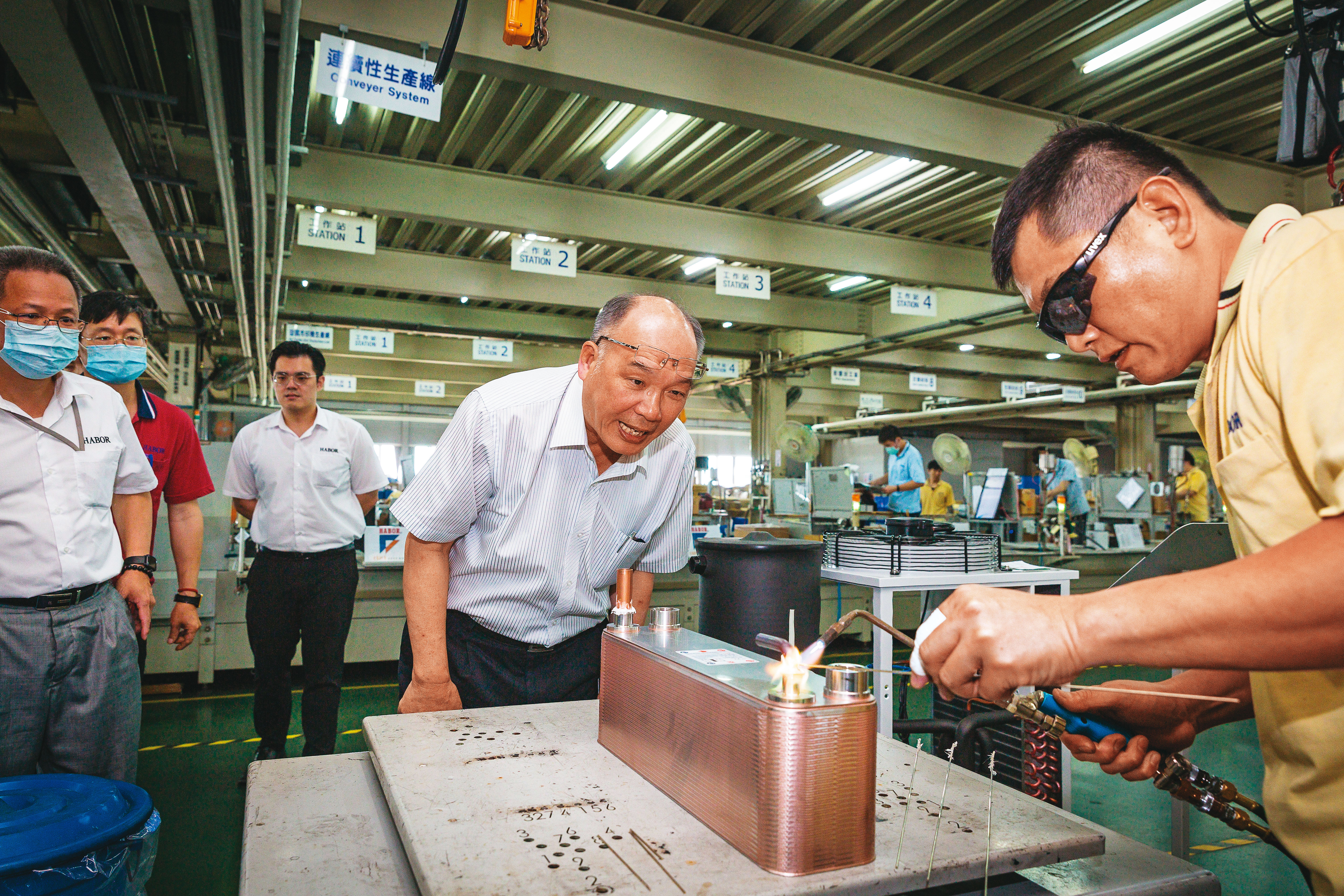 許文憲（中）相當重視產品品質，包括焊點等小地方都非常注意。