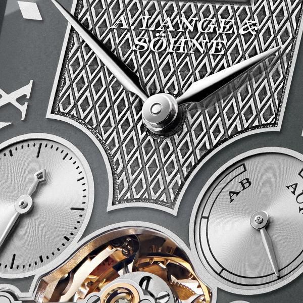 面盤工藝非常細膩，菱形格紋邊緣還以雕刻裝飾包覆，另外還塗上一層半透明的琺瑯塗層，也讓層次感更豐富。