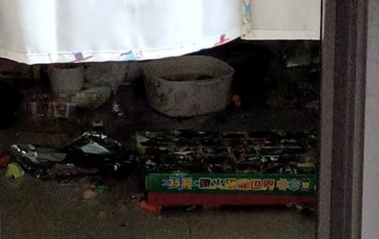 鄰居家髒亂的環境堪稱噩夢。(翻攝爆料公社臉書)