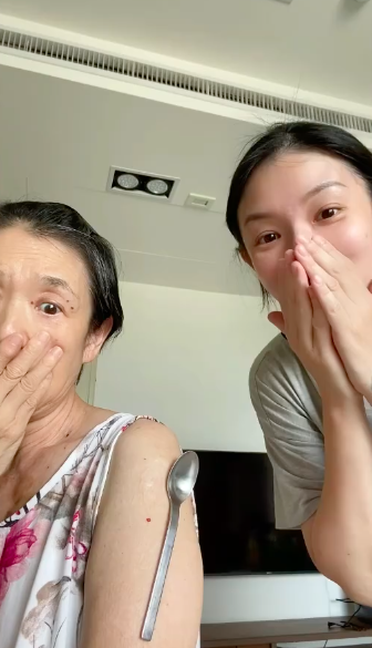 打完疫苗，母女倆也來跟風黏湯匙，演得很有戲。（翻攝自歐陽靖IG）