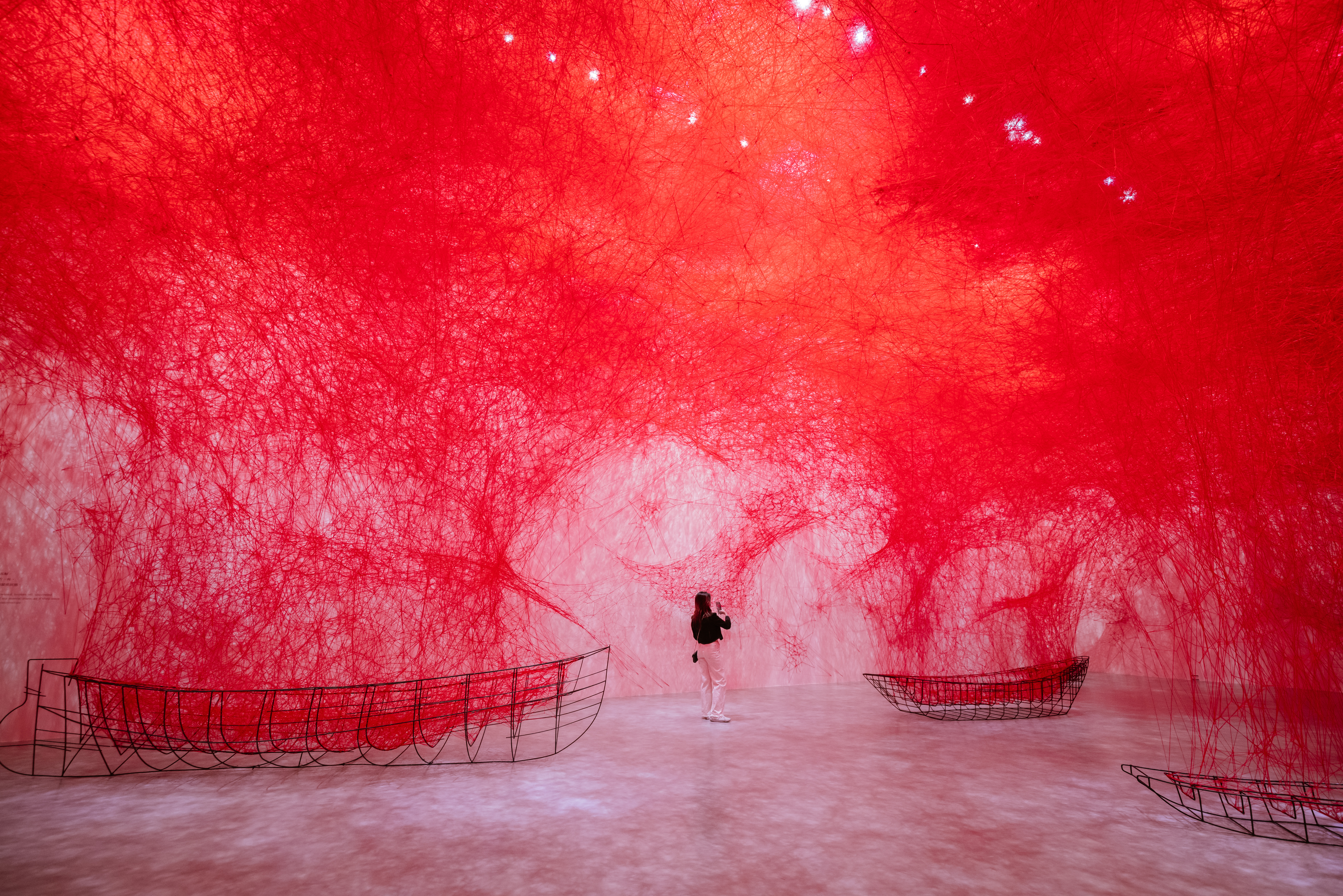 《不確定的旅程》以紅色毛線編織，布滿300平方公尺的展覽空間，現場欣賞相當震撼。