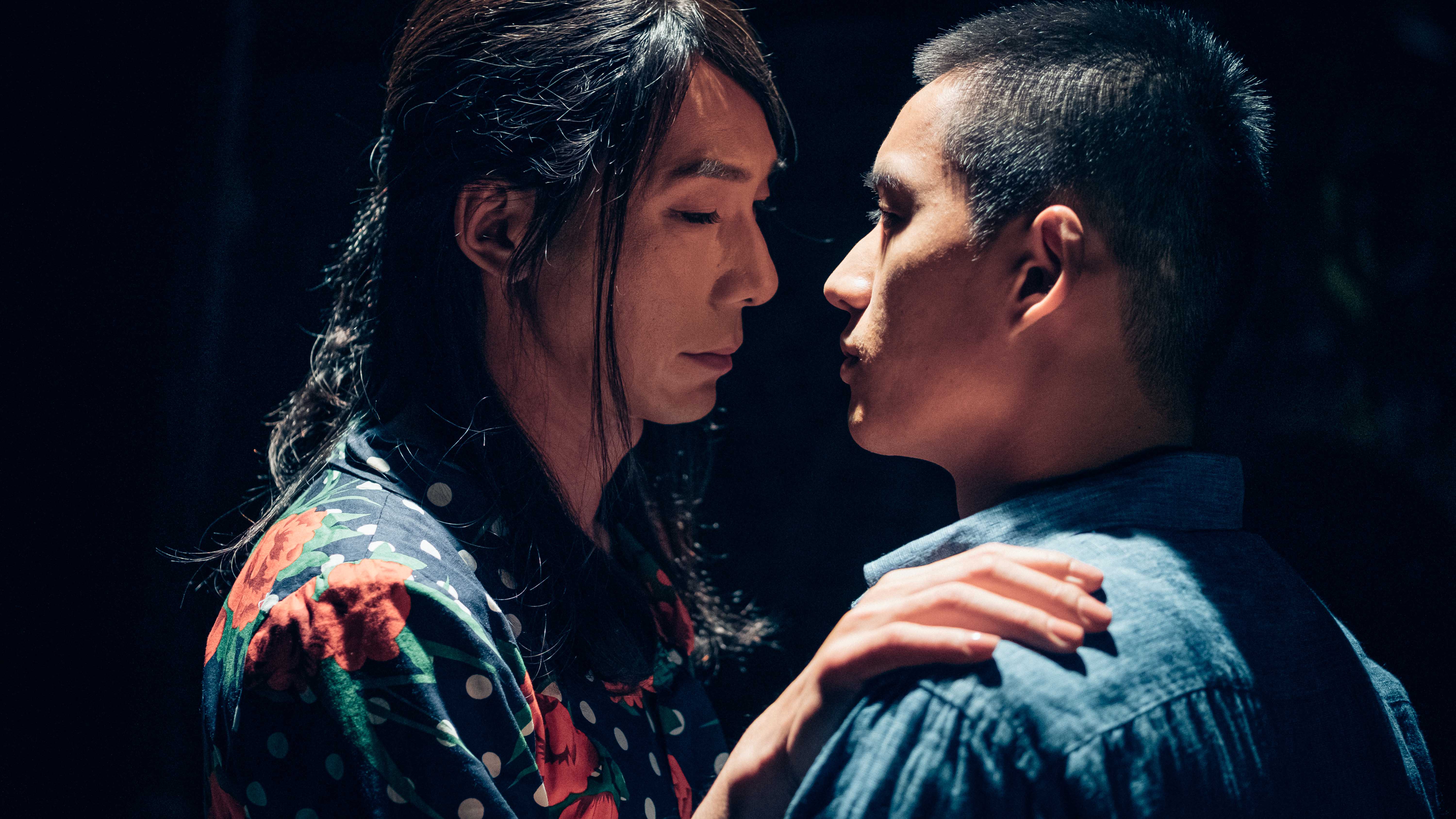 李李仁嘗試跨性別演出，與鮮肉陳澤耀有不少對手戲。（CATCHPLAY提供）