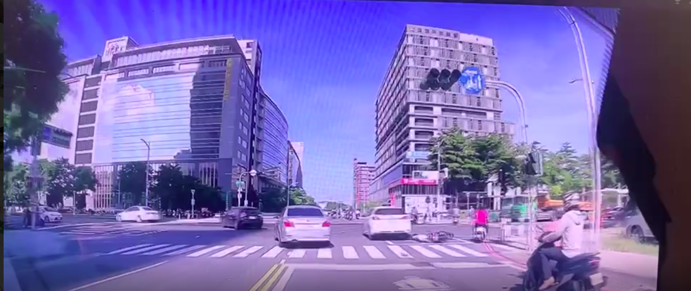 丁允恭駕駛的Lexus白色車輛擦撞機車，女騎士摔倒在地。（翻攝畫面）