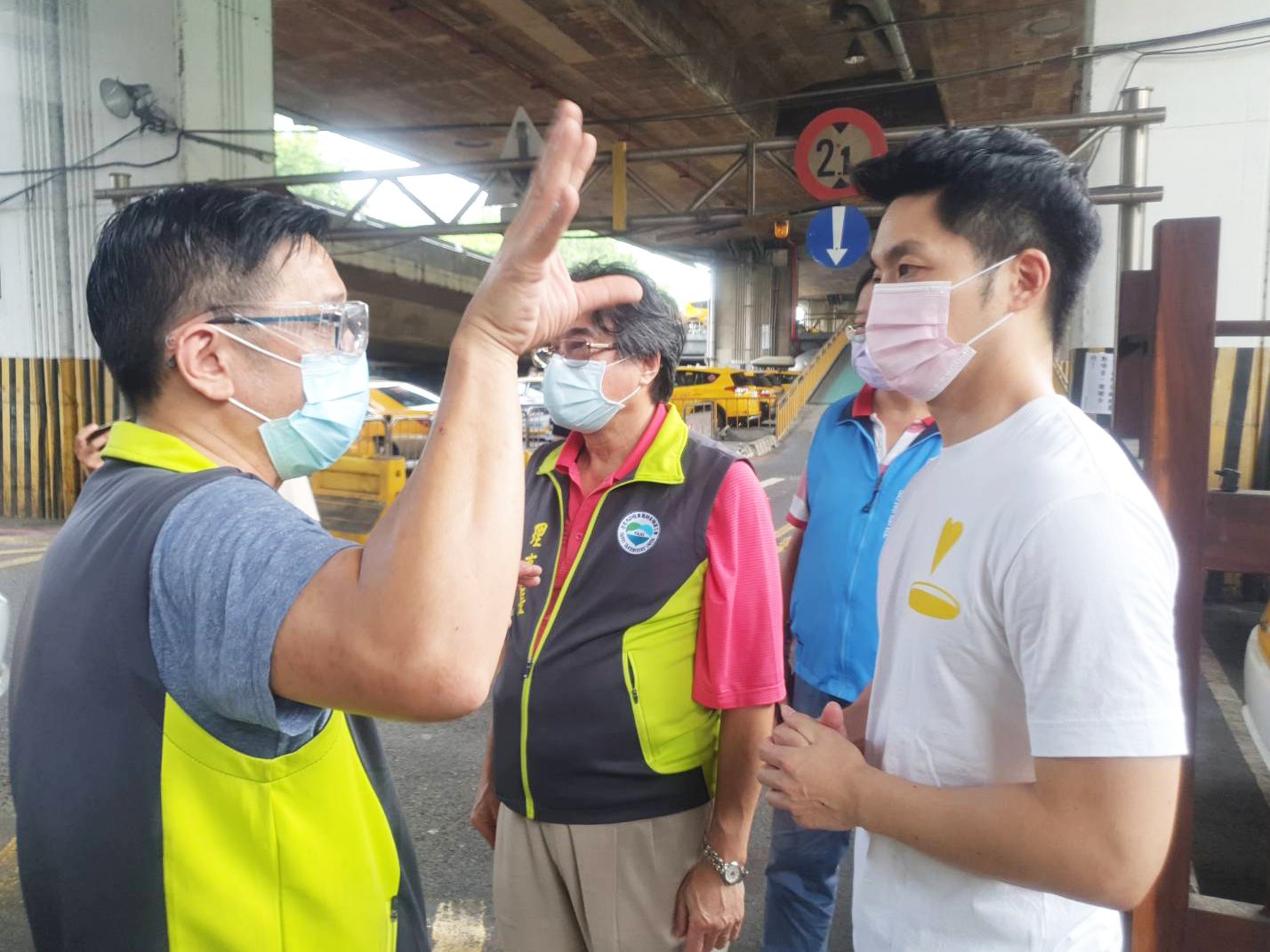 蔣萬安呼籲政府不該辜負民眾單純的期待，「其實老百姓要的很簡單，無非是安居樂業，一家大小健康平安」。（翻攝自蔣萬安臉書）