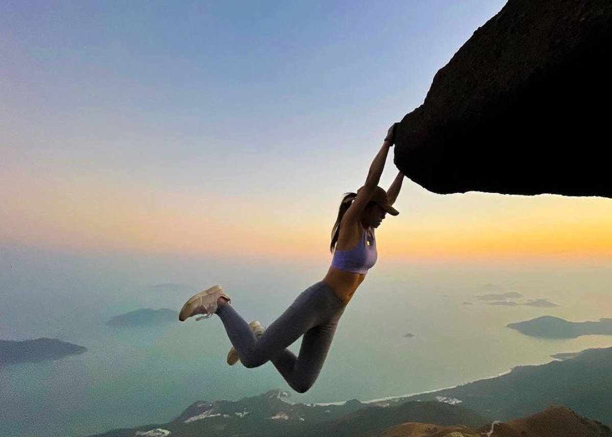 香港網美索菲亞（Sofia Cheung）挑戰極限自拍發生意外。（翻攝自Sofia Cheung IG）