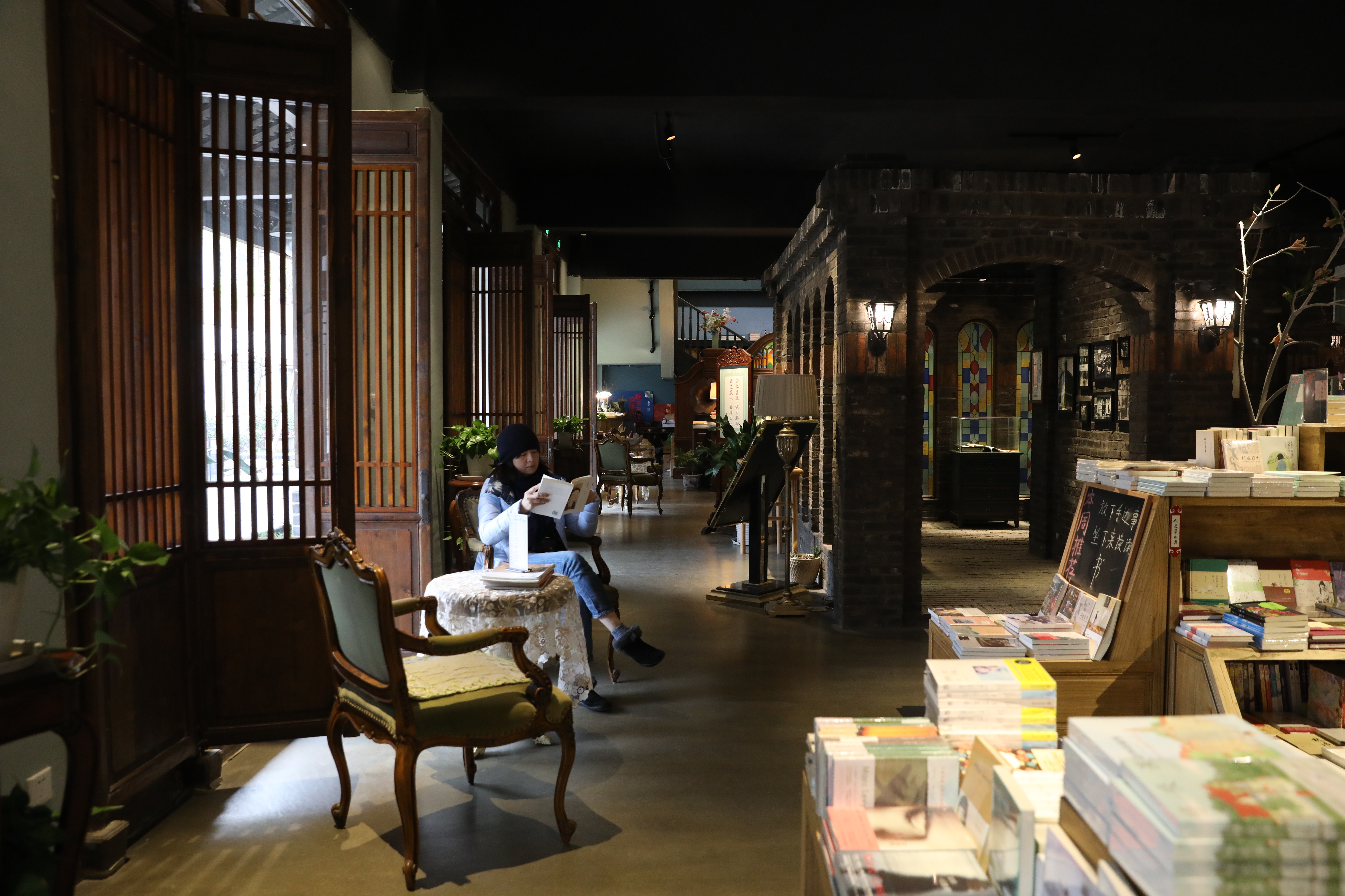 我喜歡在「安仁書院」找個位子靜心讀書，時間在這裡，彷彿慢了下來。