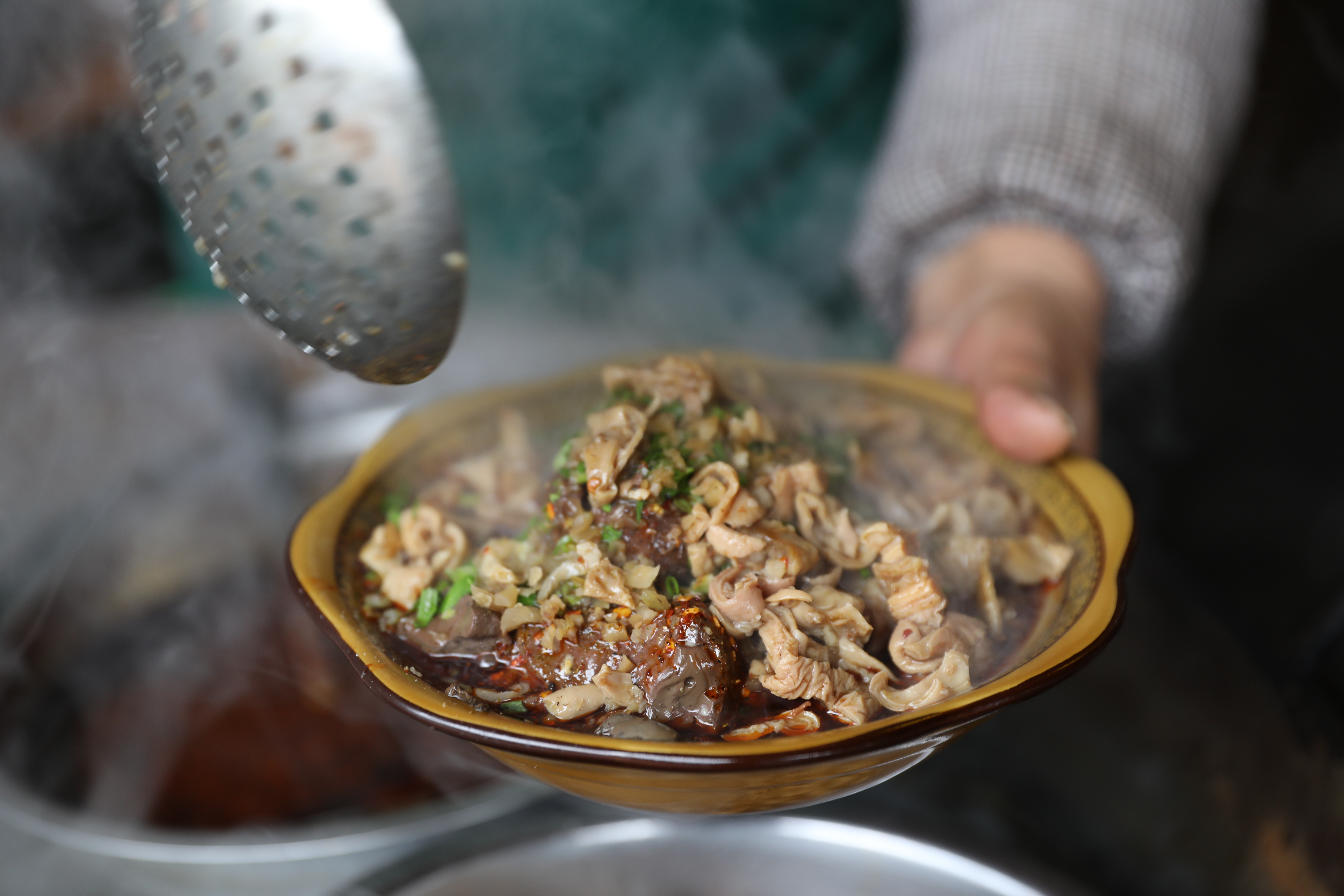 古鎮老店「黃記綠豆花」的「肥腸血旺」是必嘗美食。
