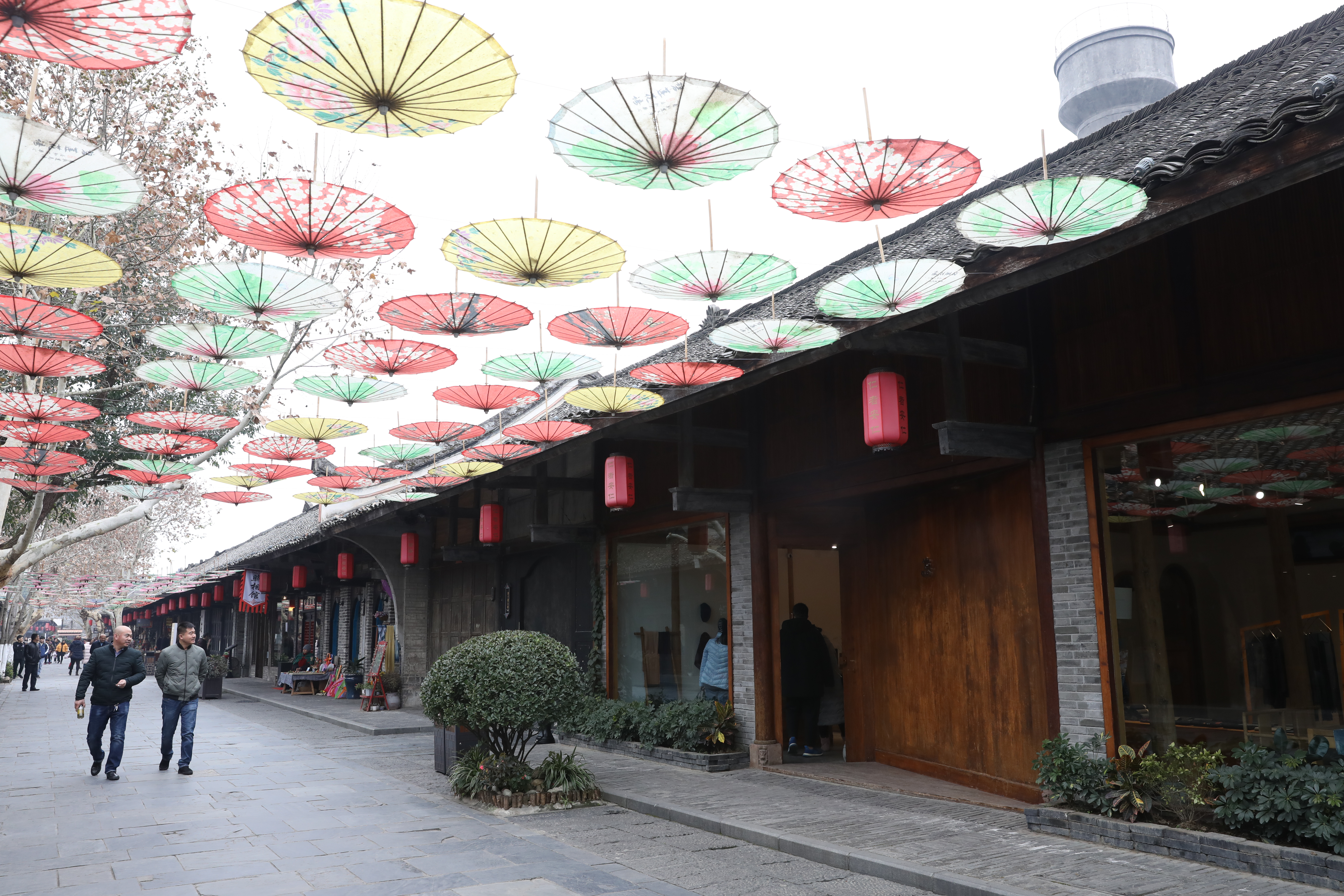 在鋪上青石板的老街閒逛也是一種樂趣，店舖門面都設計得頗大器。
