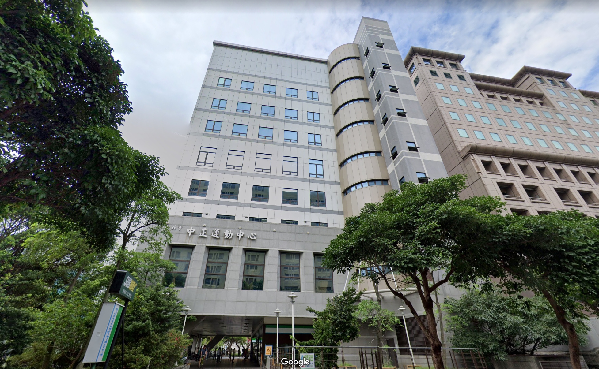 台北市中正運動中心昨天於臉書貼出開館公告，小編在內文中安排藏頭詩「禮在力趕另老是」，疑似嗆聲北市體育局長李再立。（翻攝自Google Maps）